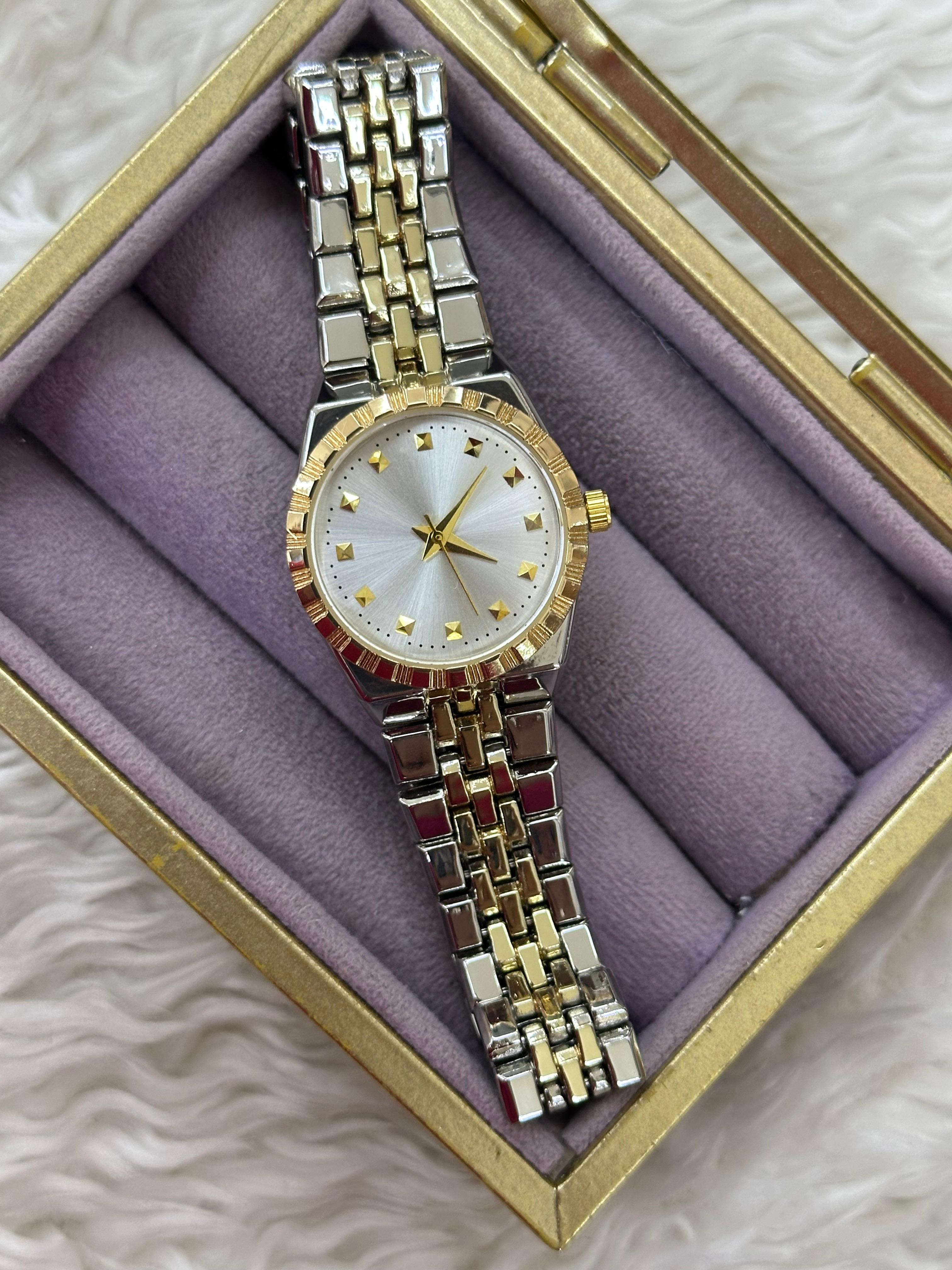 👑 Büyük Gold & Silver Saat: Beyazın Saflığıyla Taçlanan Lüks 🤍