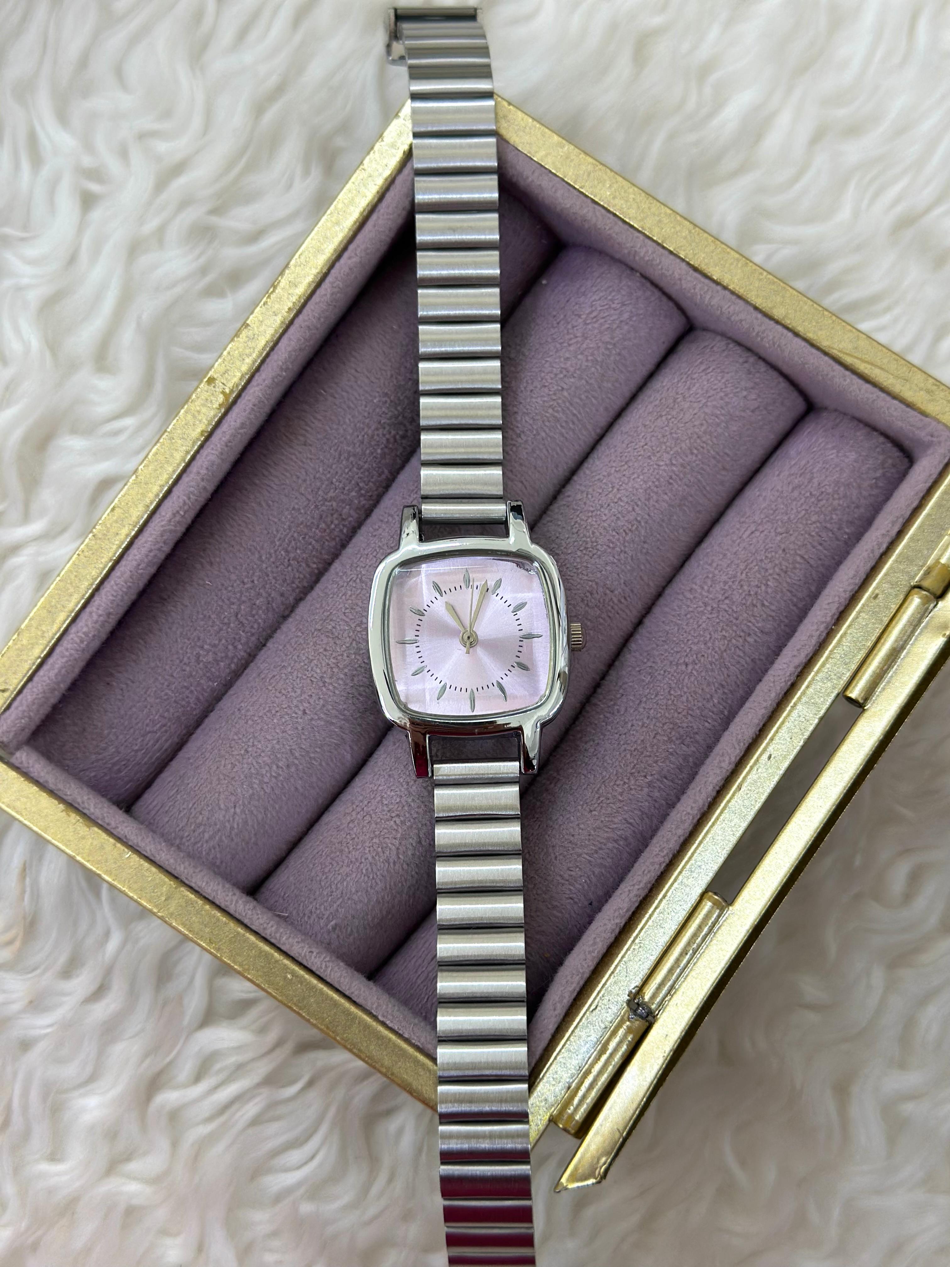 🕰️ Romantik Minimalizm: Pembe Kadranlı Köşeli Gümüş Saat 🕰️