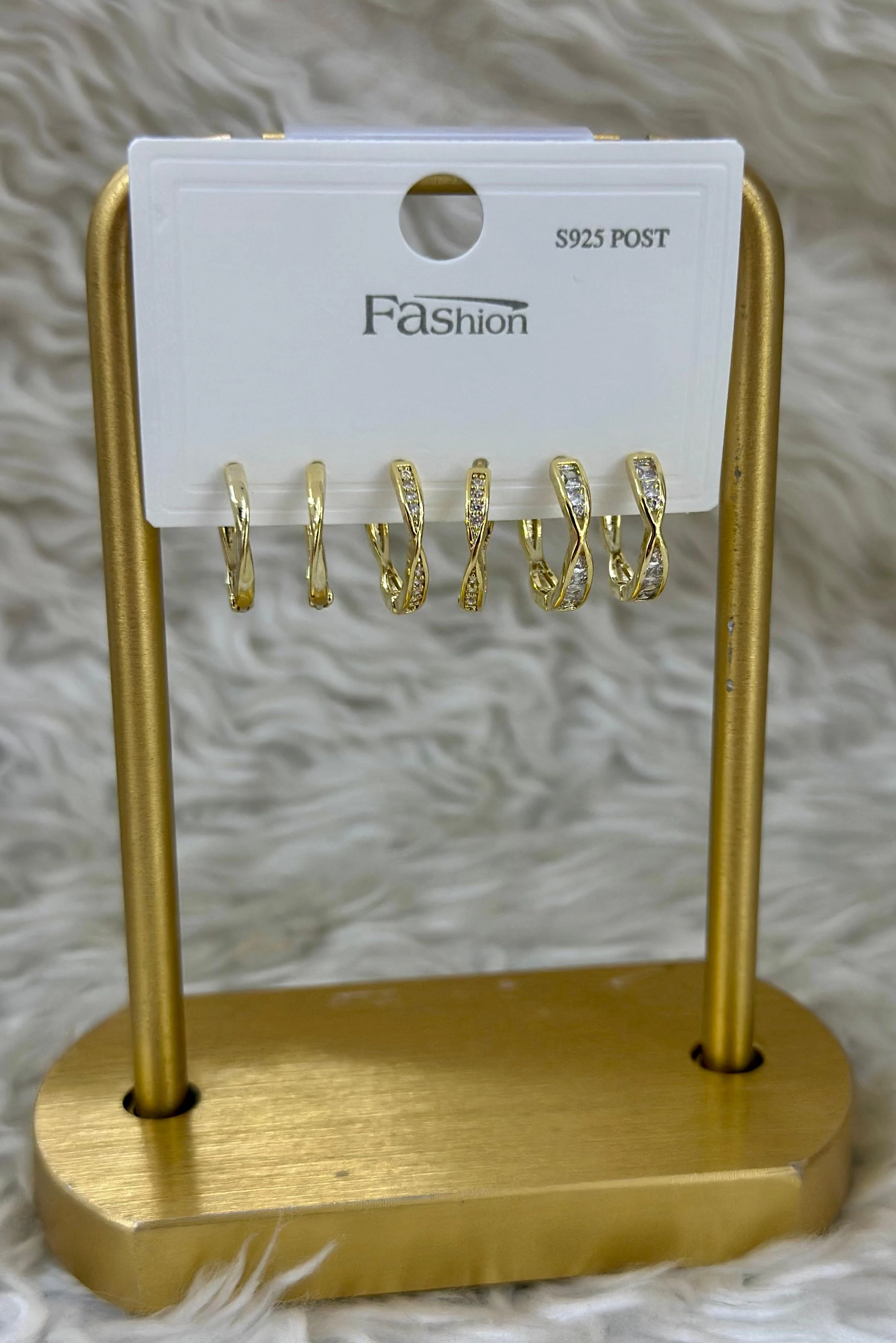 👑 Zengin Işıltı: 6'lı Gold Küpe Seti! ✨