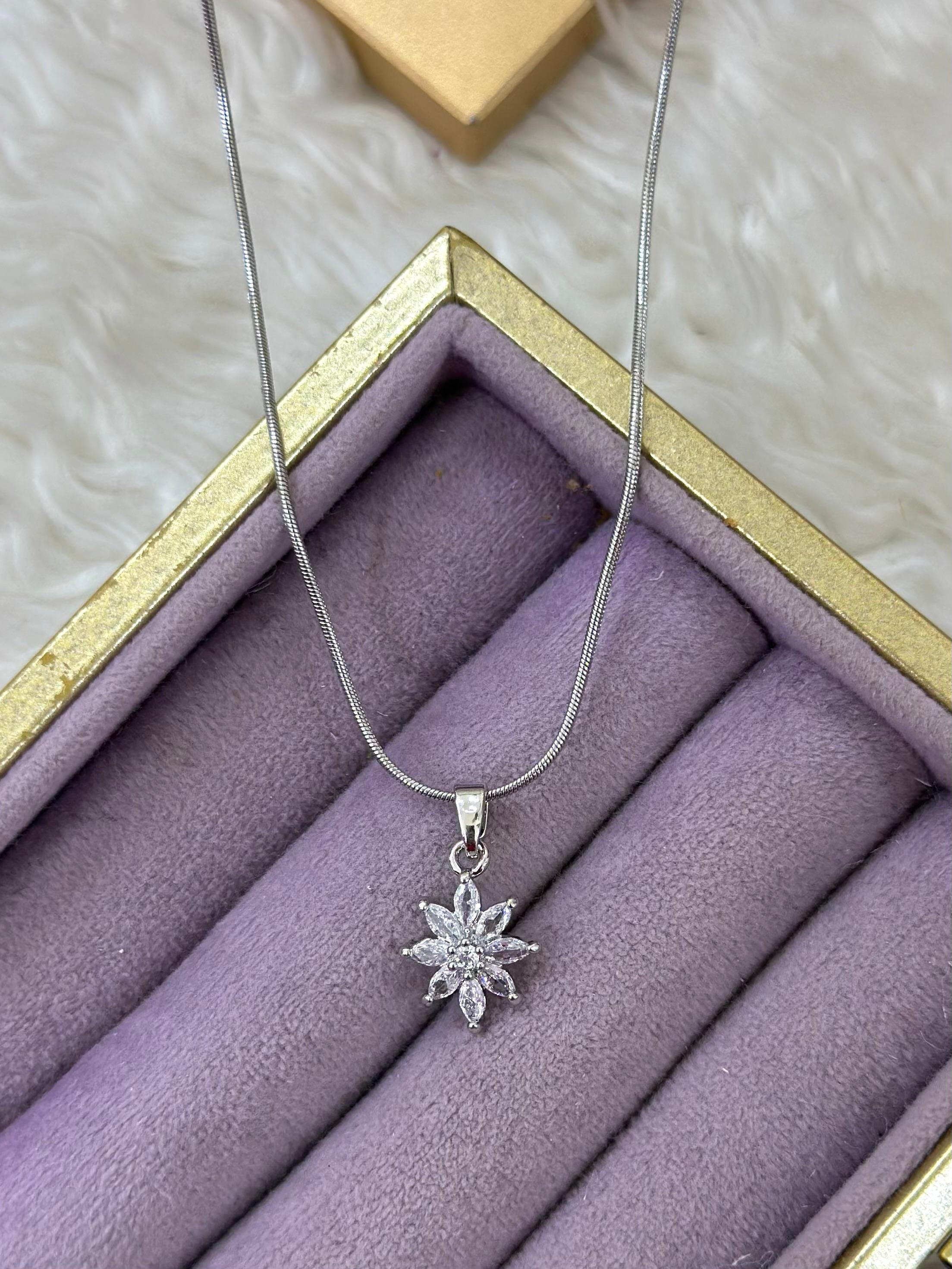 🌸 Zarif Zirkon Taşlı Yıldız Çiçek Kolye