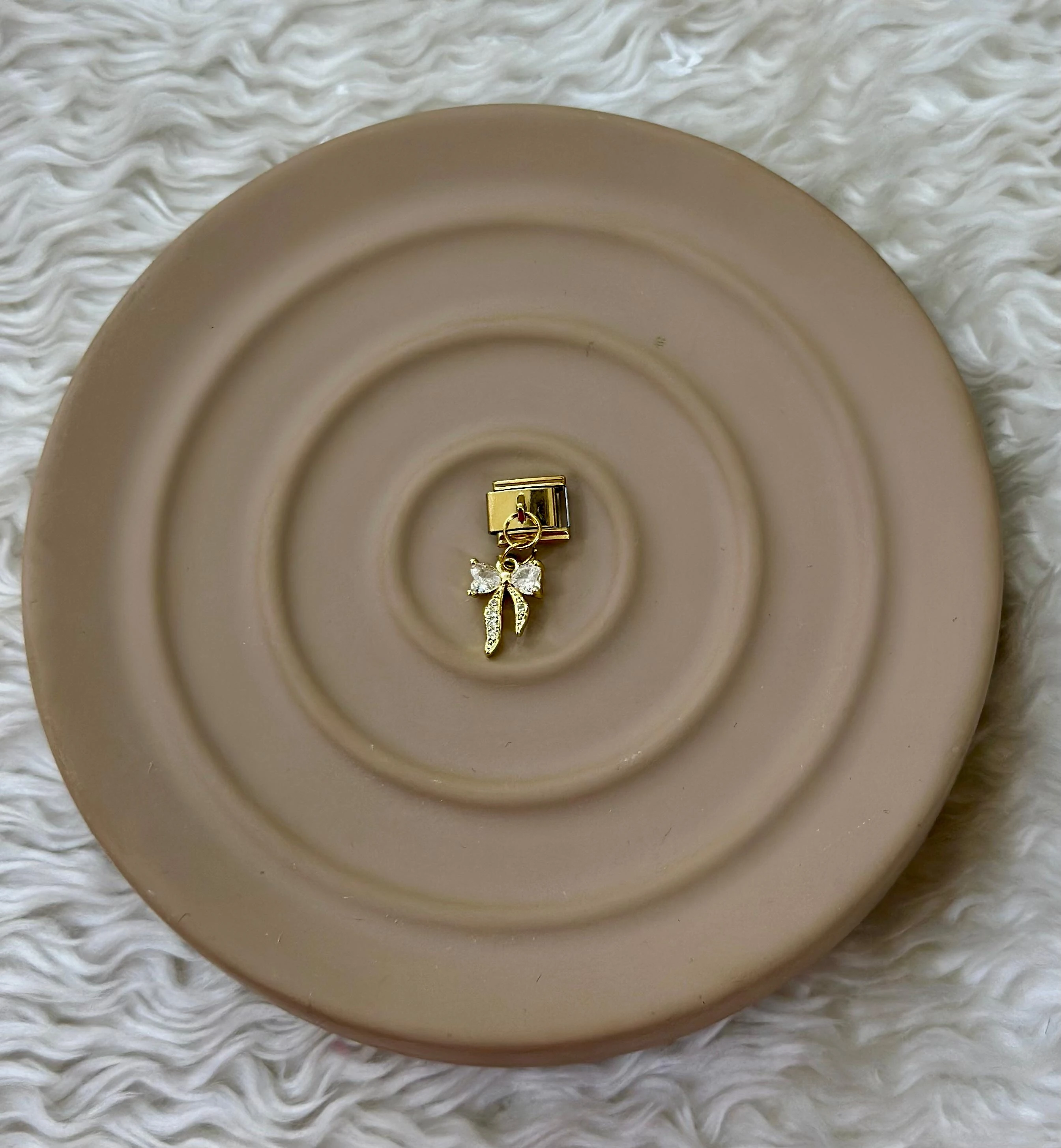  Işıltılı Fiyonk: Zarafetin Minik Dokunuşu! 🎀💛