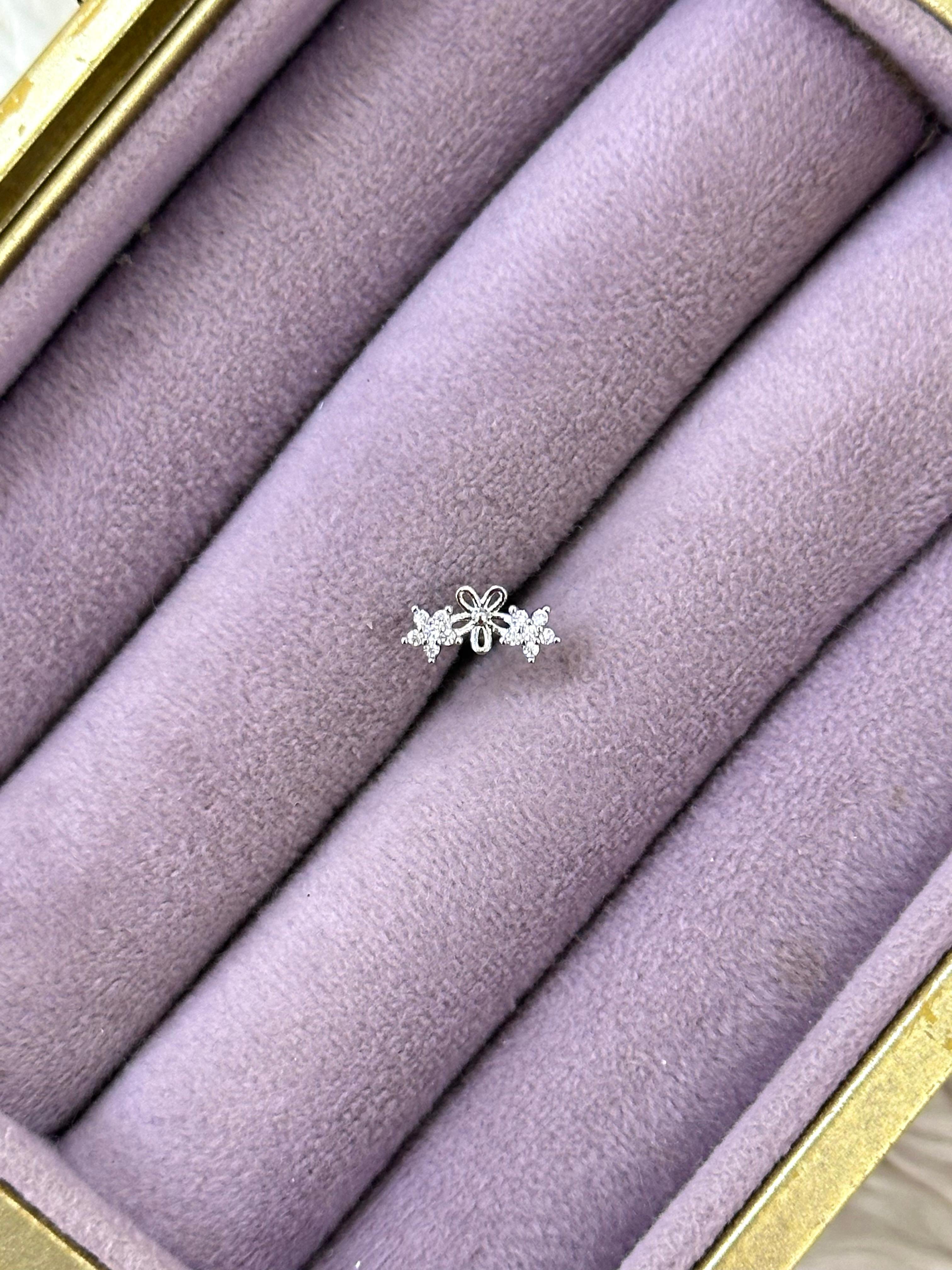✨ Fiyonk Çiçek Işıltı Çelik Piercing ✨