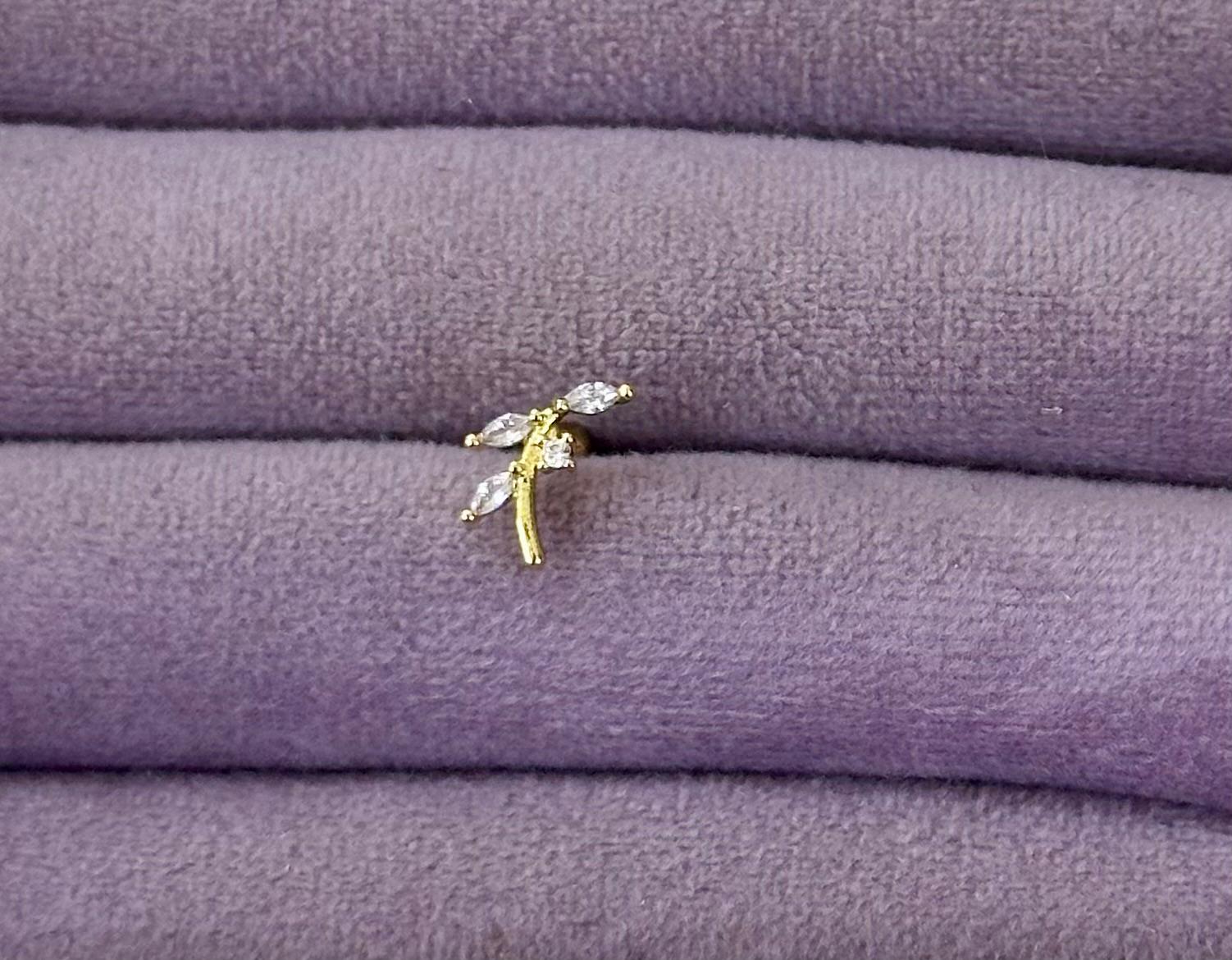 🌸 Altın Tonlu Minik Çiçek Piercing