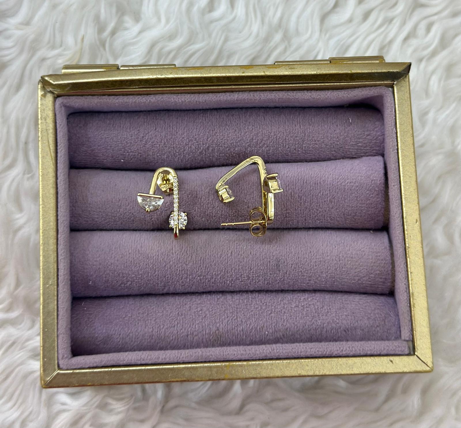 🌙 Xuping Asimetrik Taşlı Gold Küpe ✨💛