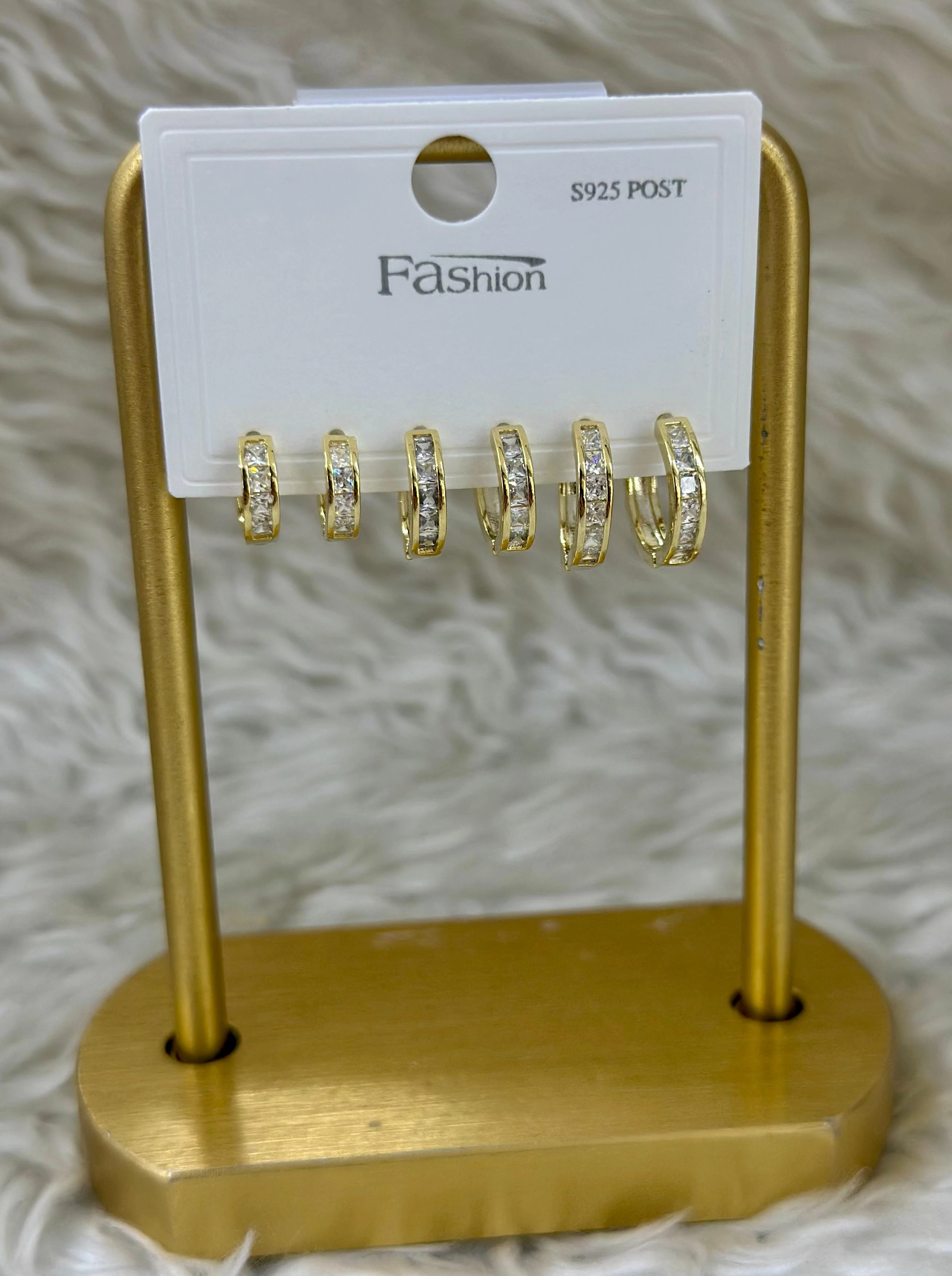 💎 Maksimum Parlaklık: 6'lı Taşlı Küpe Seti! ✨