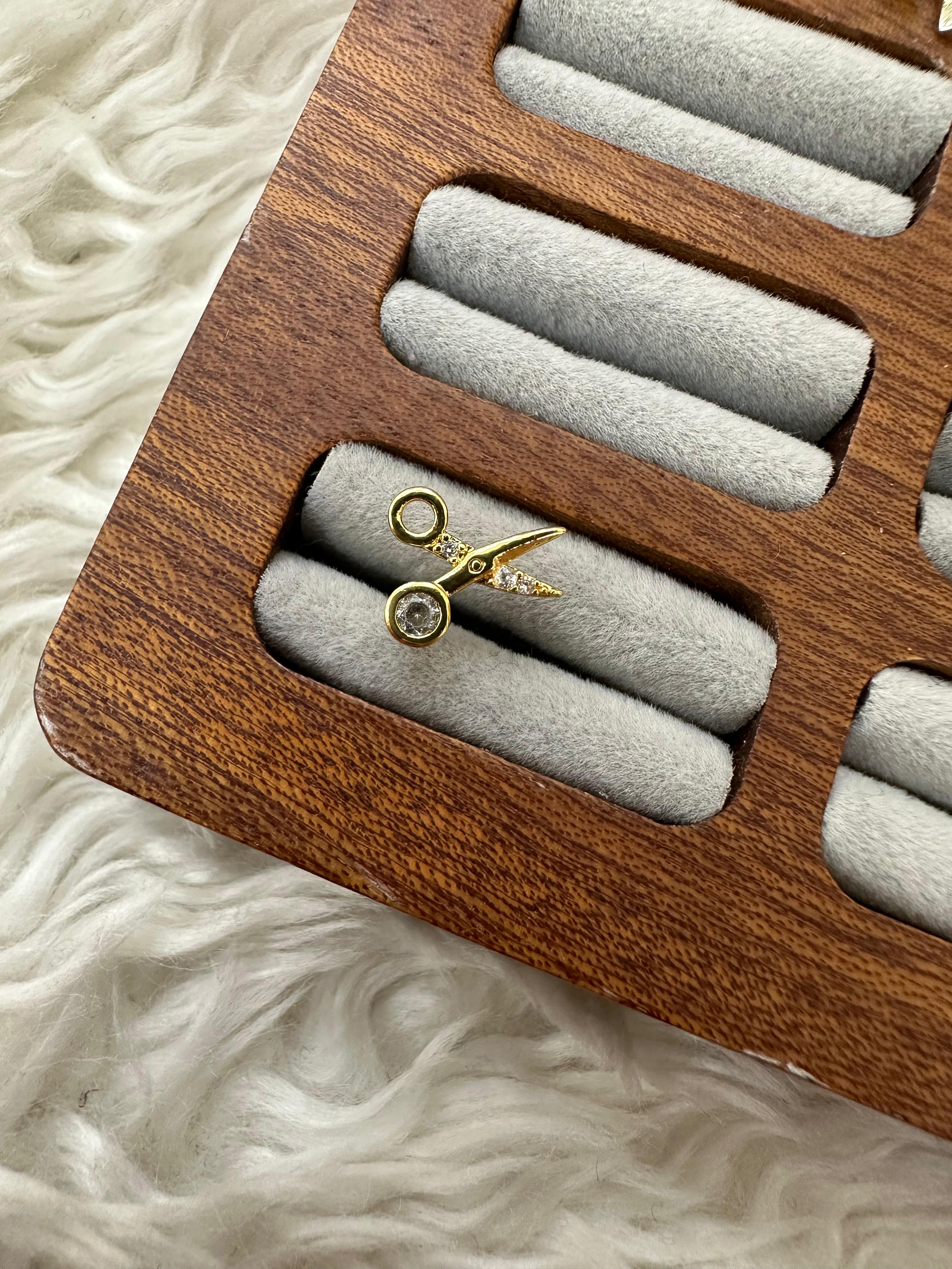 ✂️🖤🔧 KESKİN DOKUNUŞ: MAKASLI PIERCING 