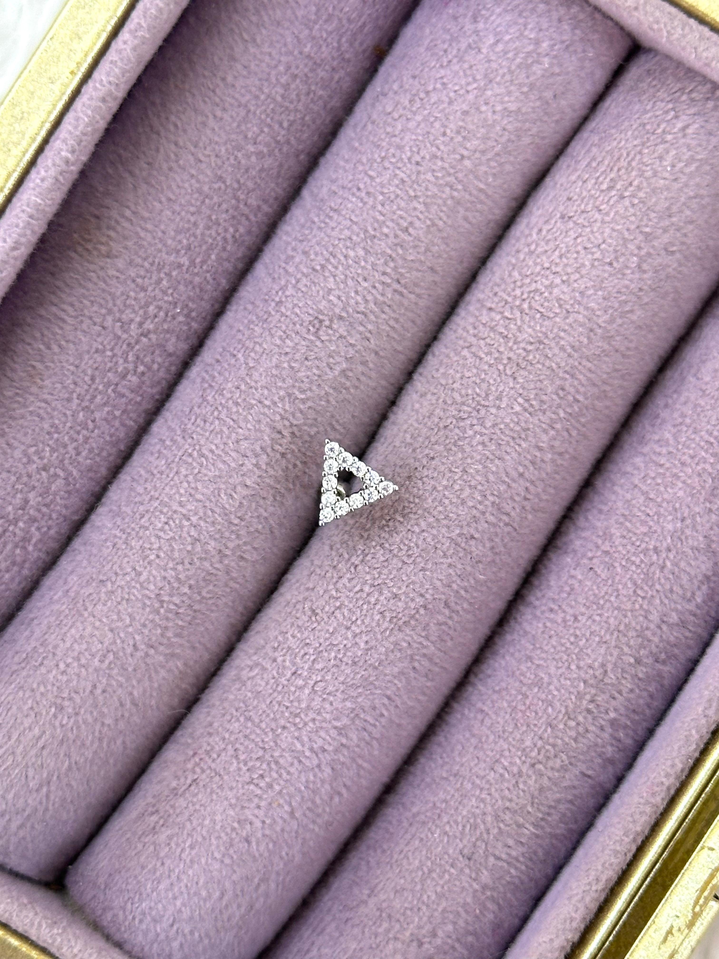 🔺 Delta Işıltı – Zirkon Üçgen Mini Piercing