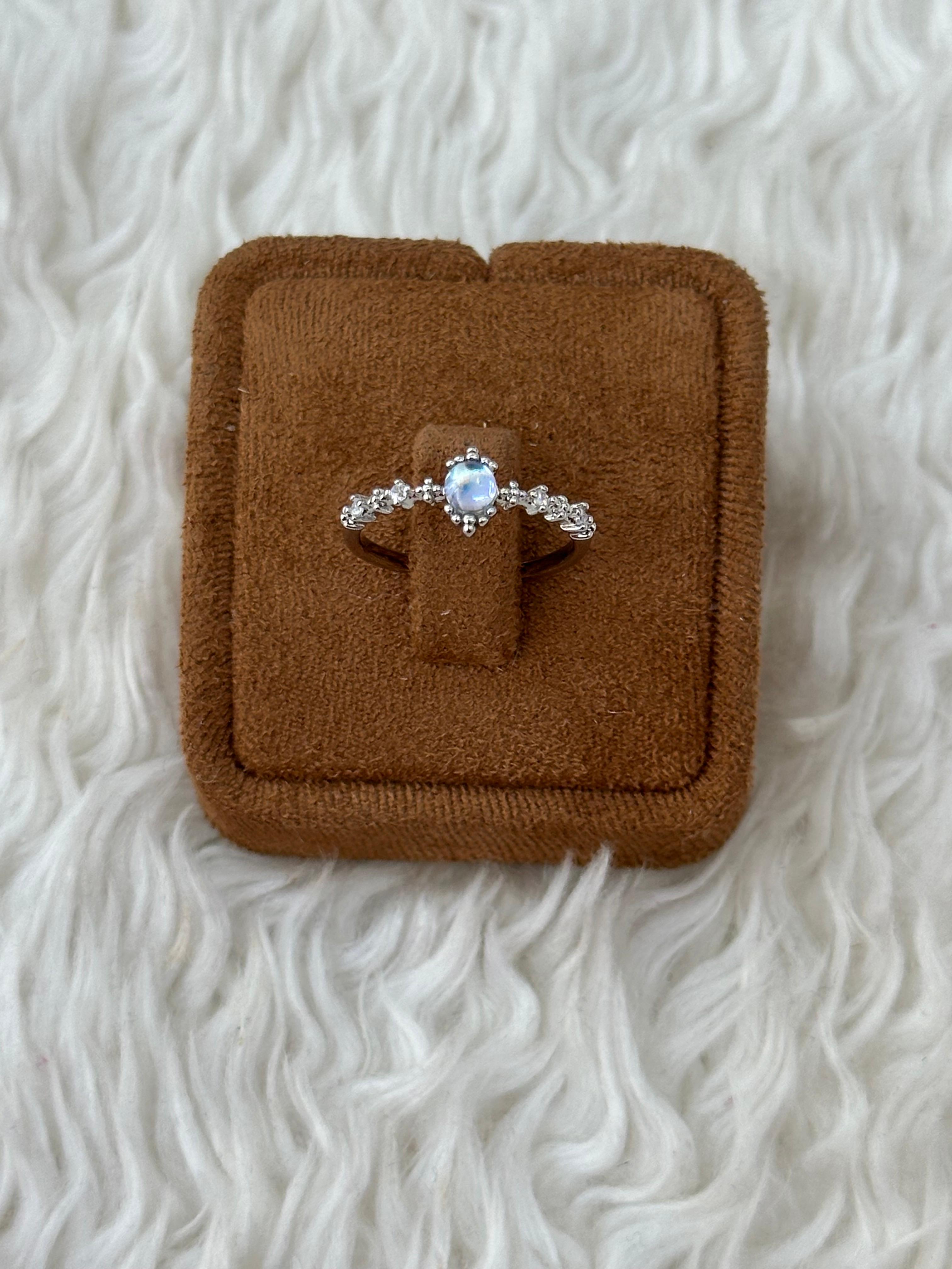 ✨ Gümüş Işıltılı Aşk Pırıltısı Ay Taşı Yüzük