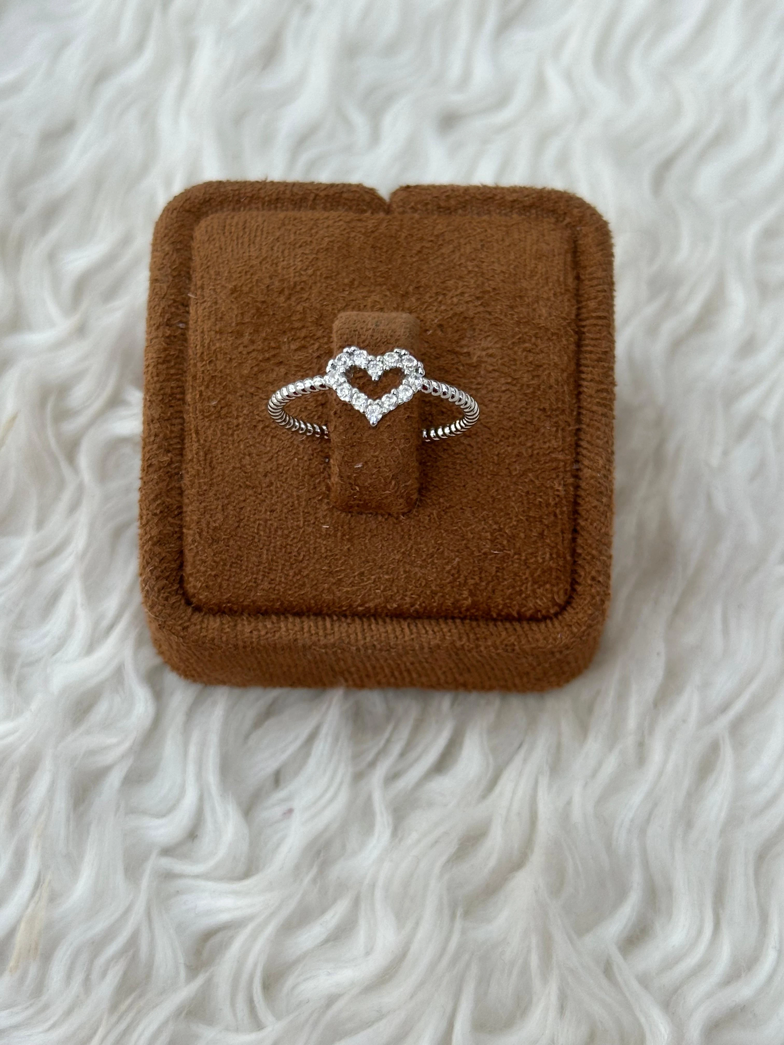 ❤️ Aşkın Işıltısı: Burgu Bant Kalp Yüzük