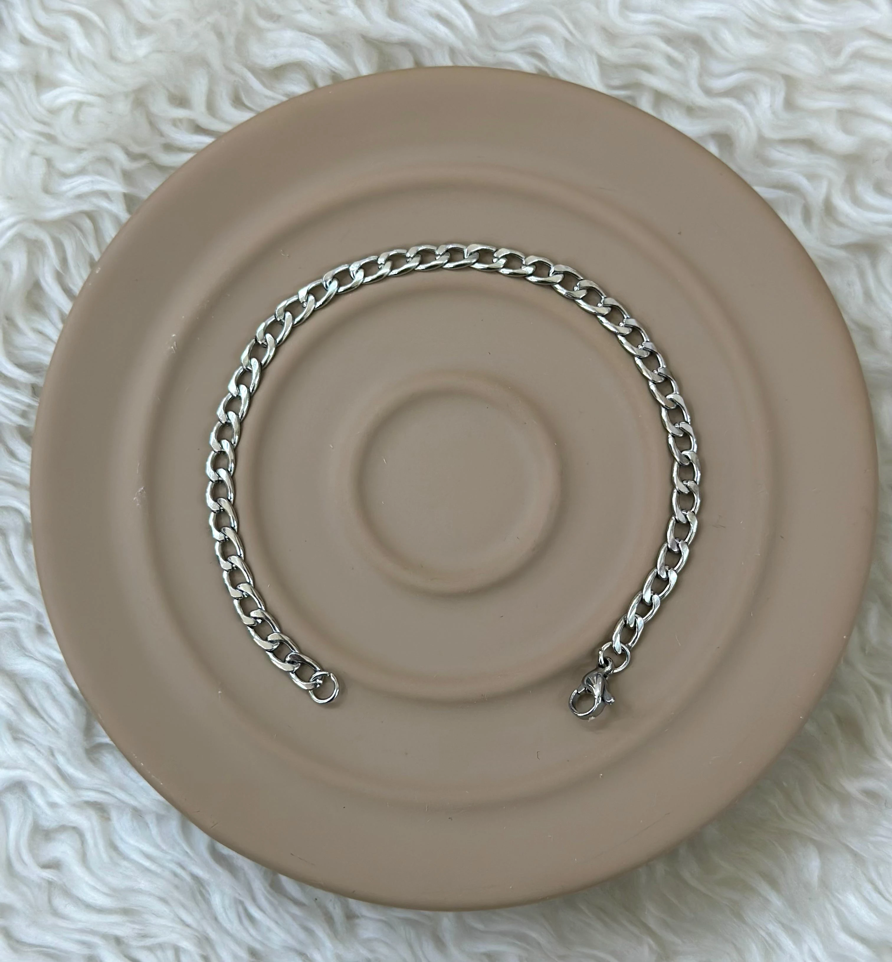  Zamansız Şıklığın Vazgeçilmezi: Curb Zincir Bileklik