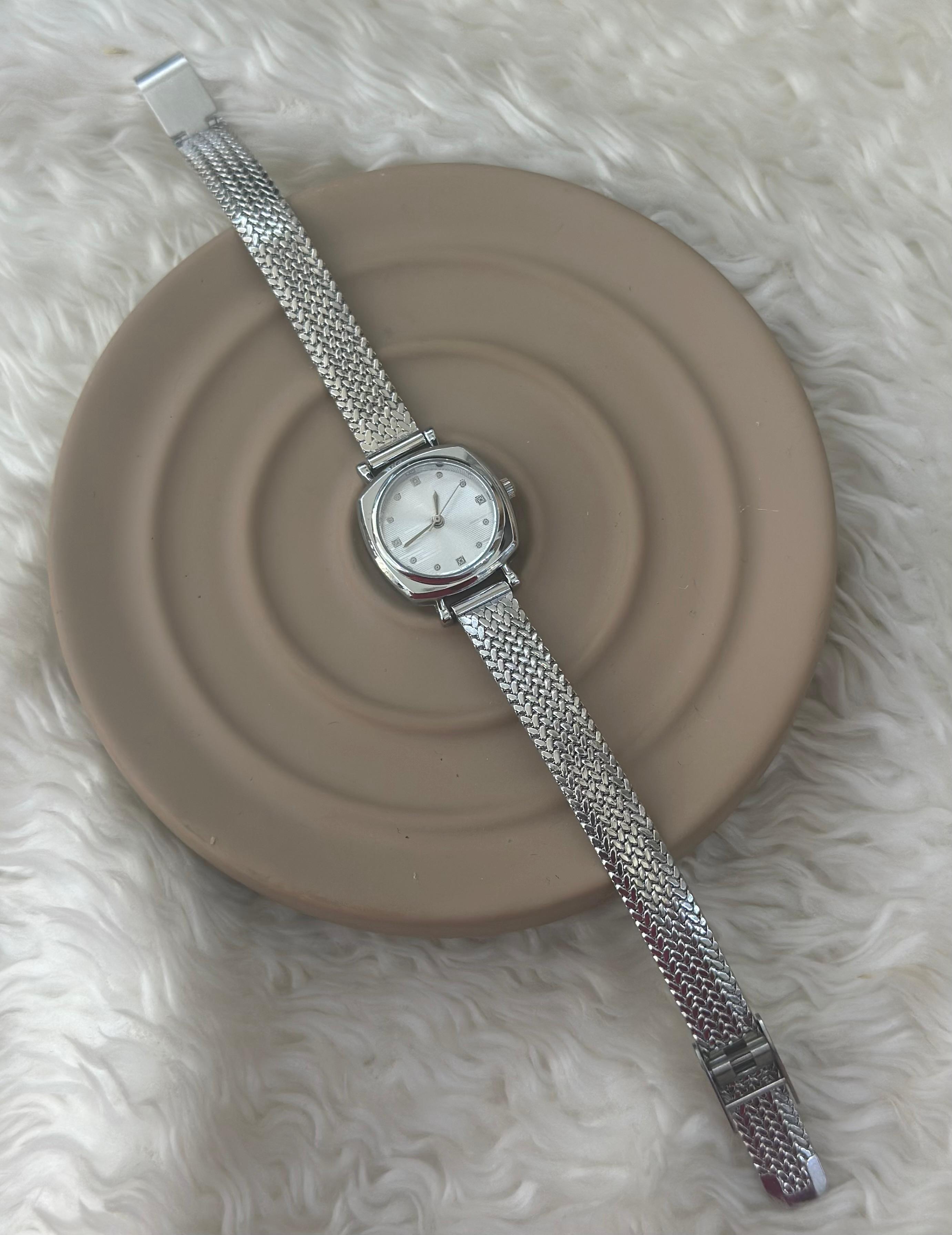 Köşeli Kadranlı Milanaise Saat 🕰️