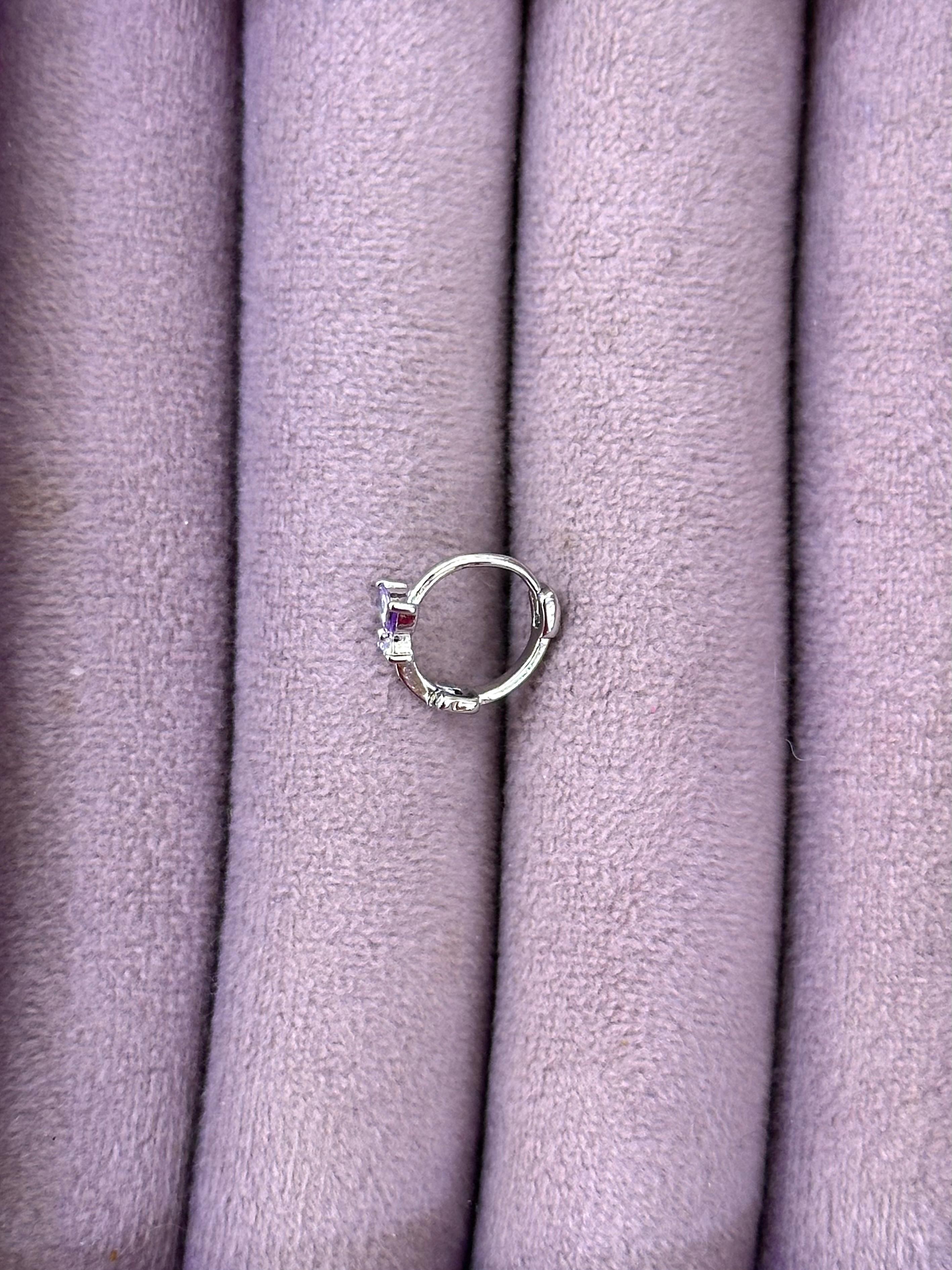 🦋 Lila Kanat Kelebek – Sallantılı Zirkon Mini Piercing (Çelik)