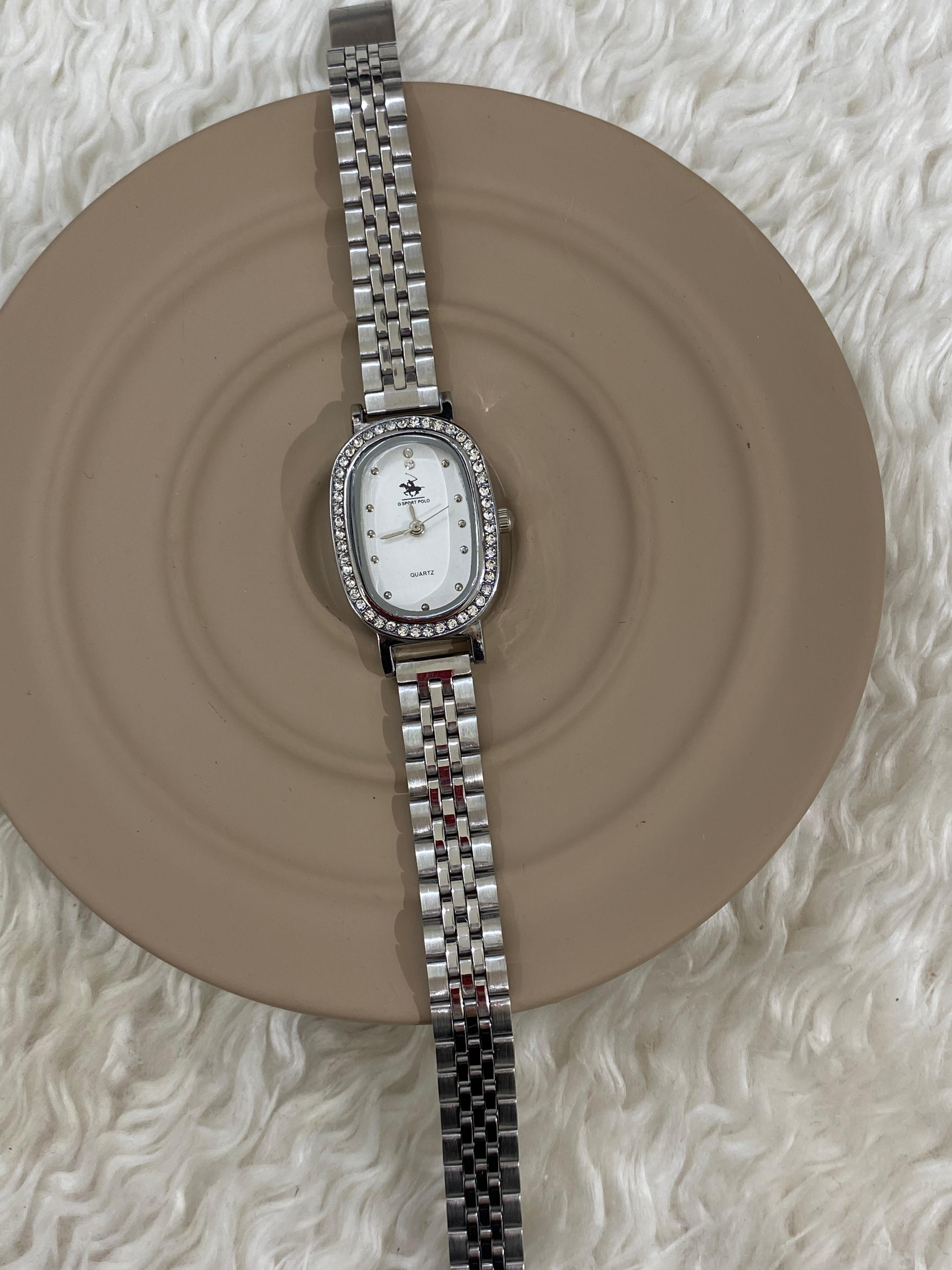 Silver oval kasa taşlı bayan saat 