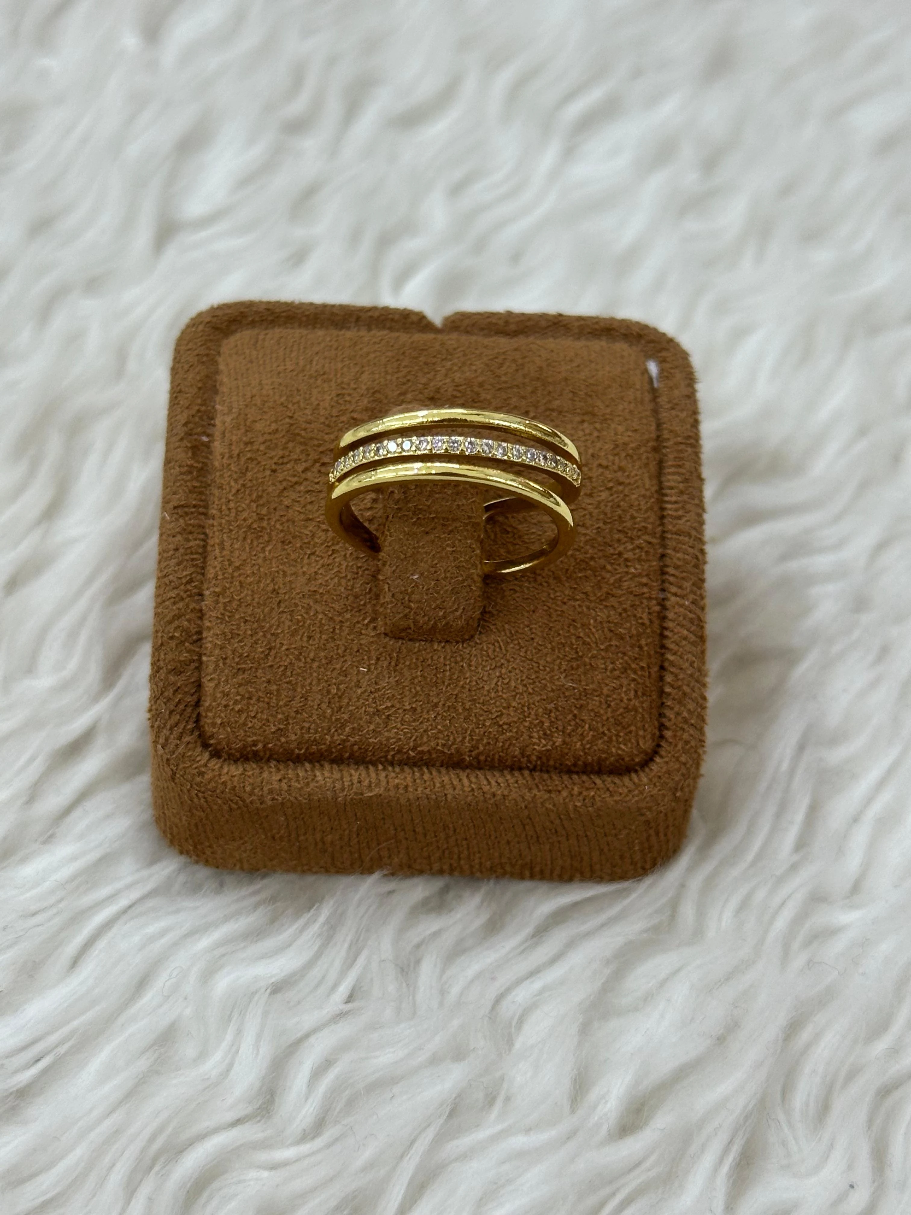 ✨ Üç Sıralı Işıltı: Altın Yüzük 💍