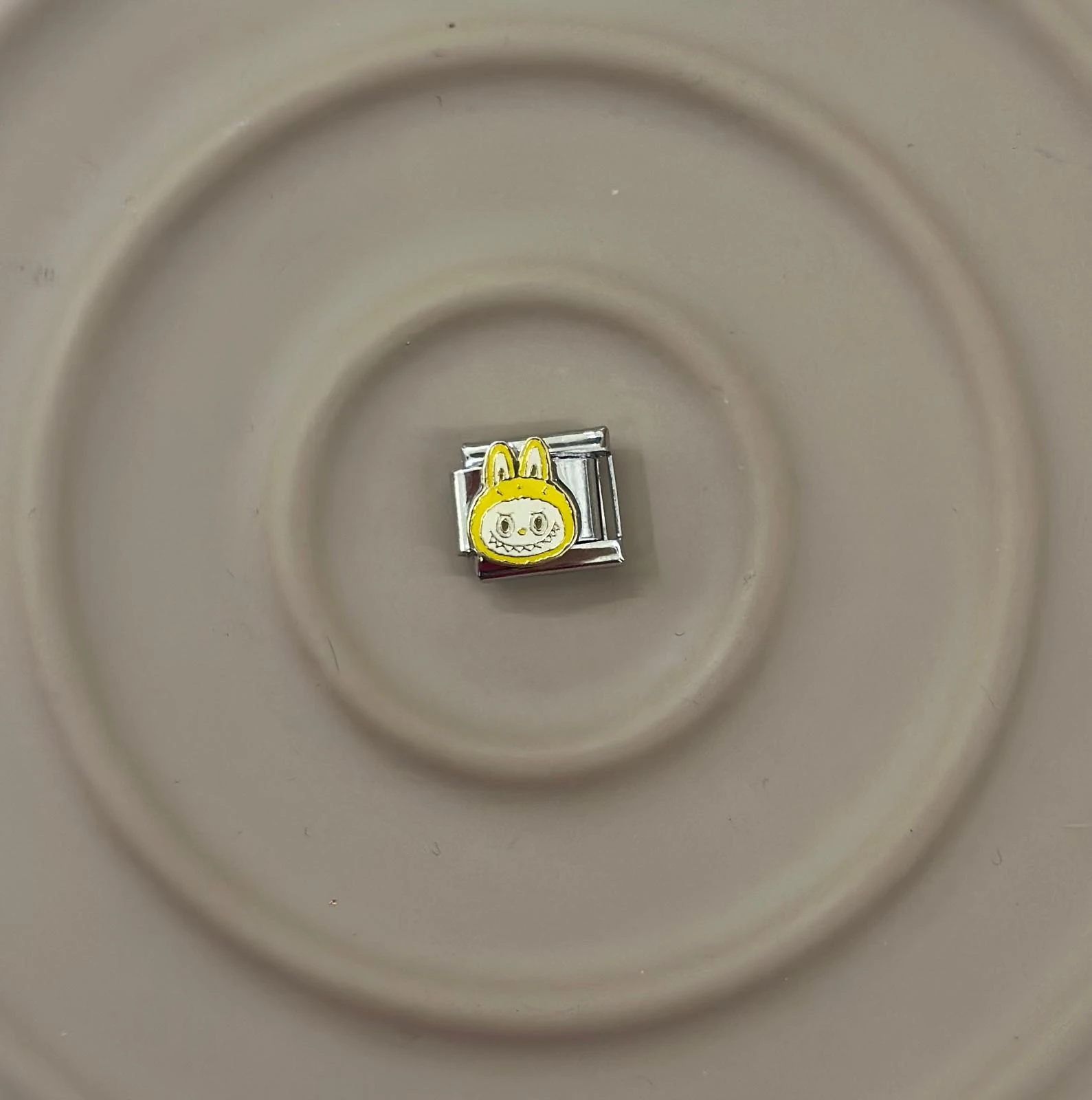 🤪 Nomination Charm: Çılgın Sarı Tavşan Neşesi! 💛