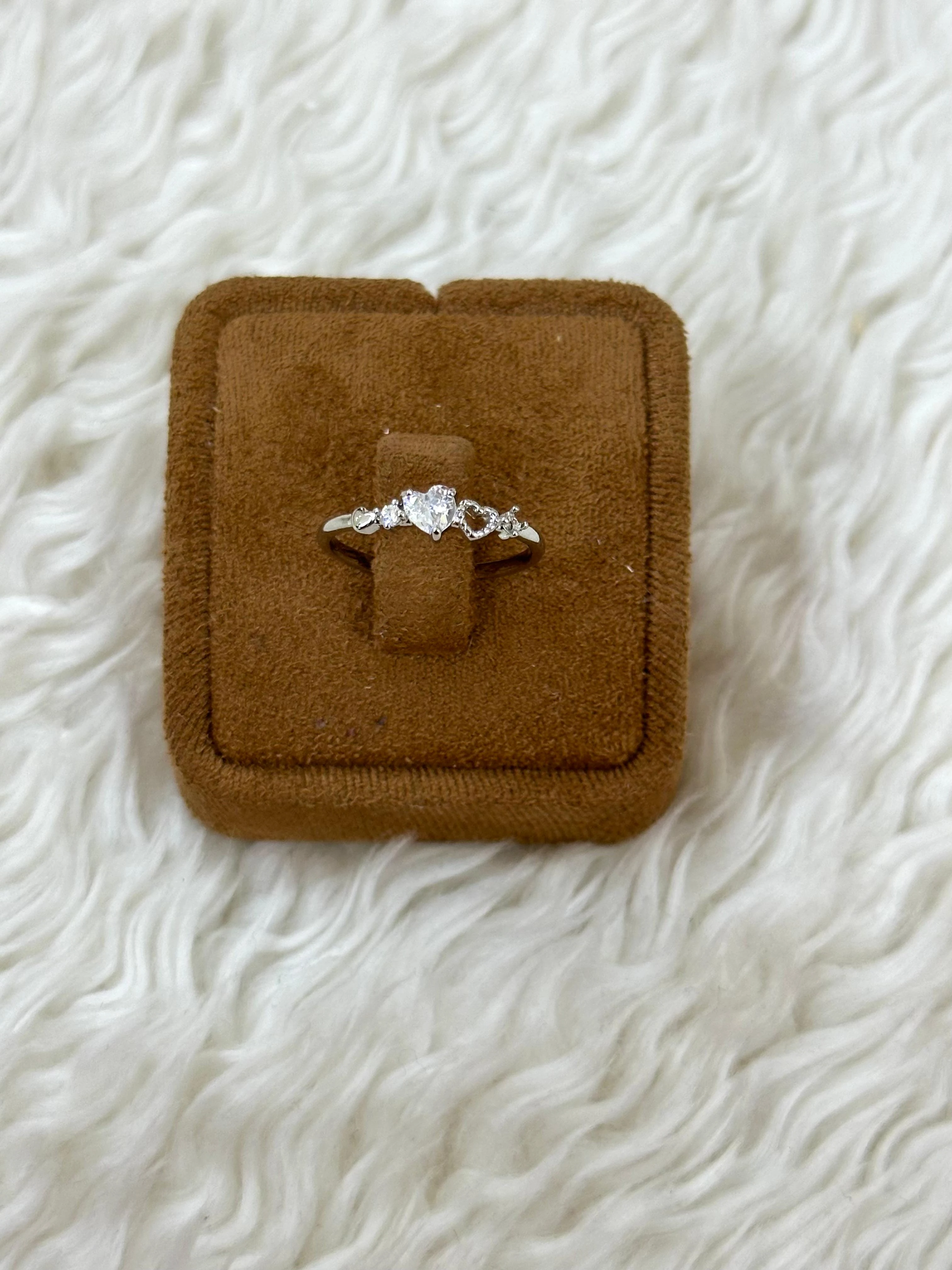 💖 Kalpli Sıra Taşlı Yüzük