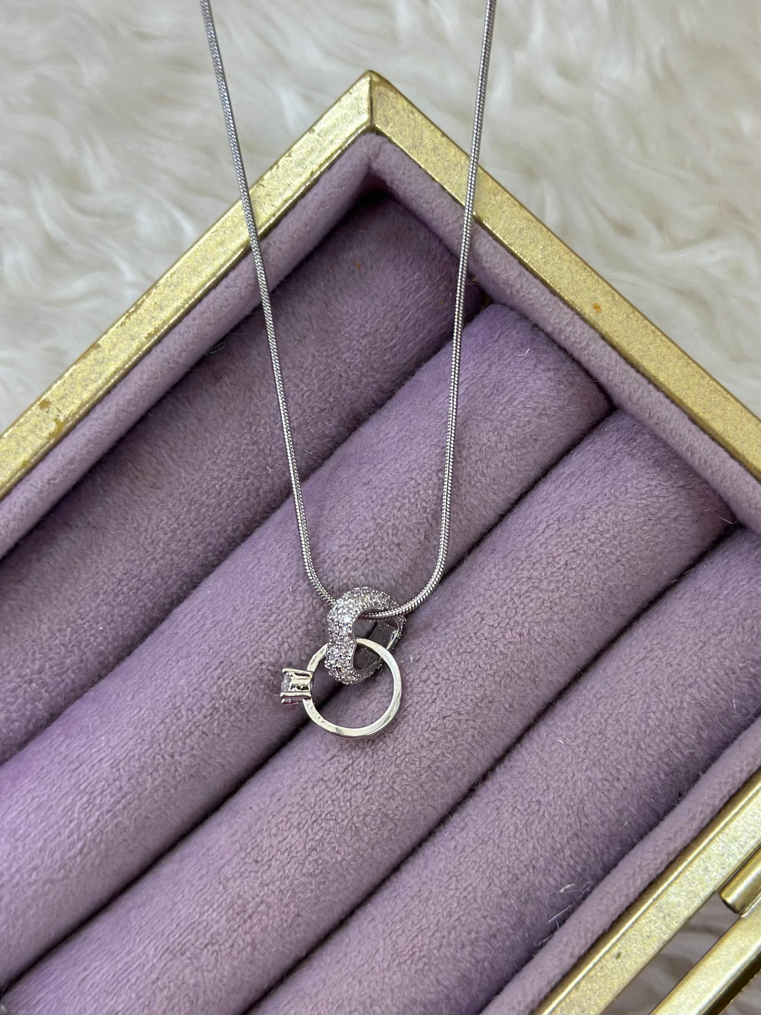 💎Yüzük Detaylı Işıltılı Taşlı Kalp Kolye