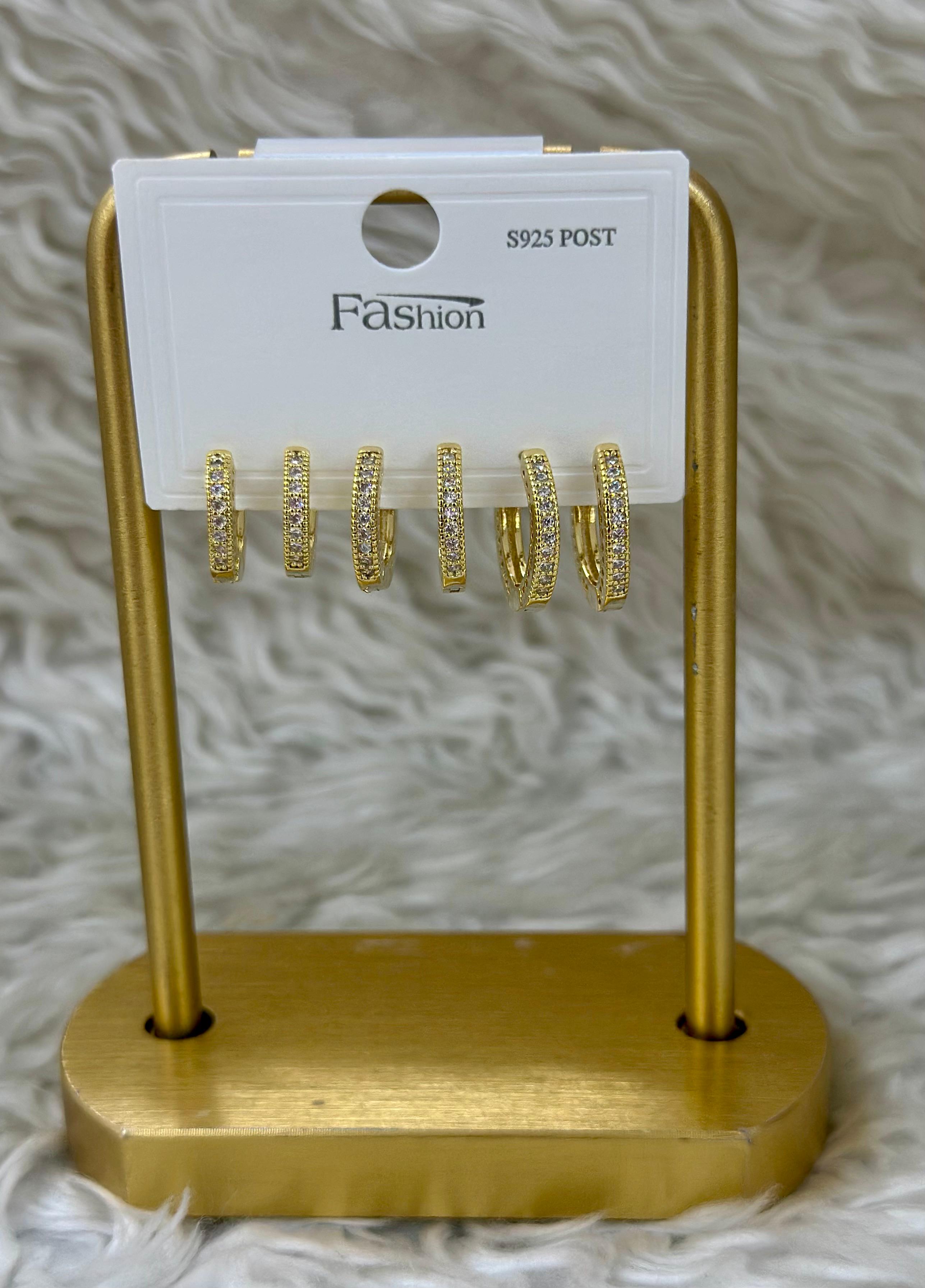 👑 Zengin Işıltı: 6'lı Gold Taşlı Küpe Seti! 💎