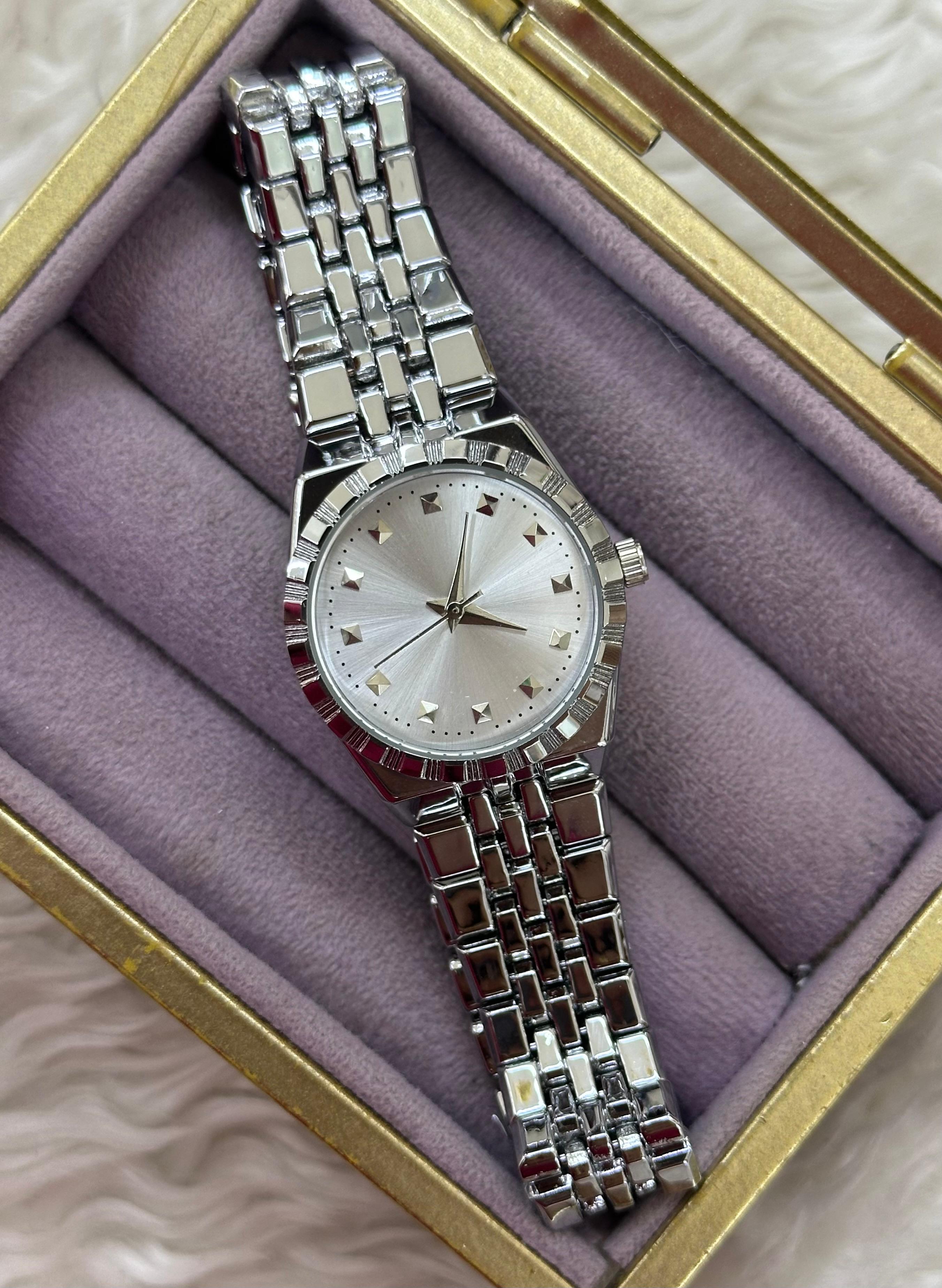 🚀 Büyük Silver Yuvarlak Saat: Bilekte Güçlü ve Modern Duruş ⚪