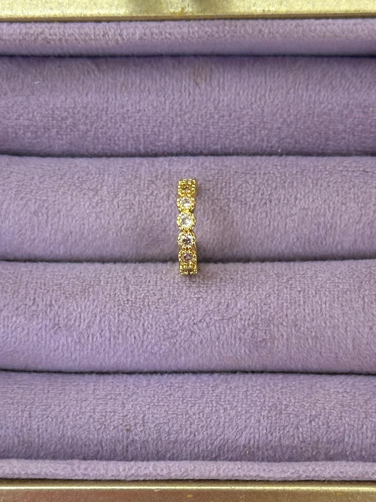  Çelik altın renk sıralı taşlı mini halka küpe