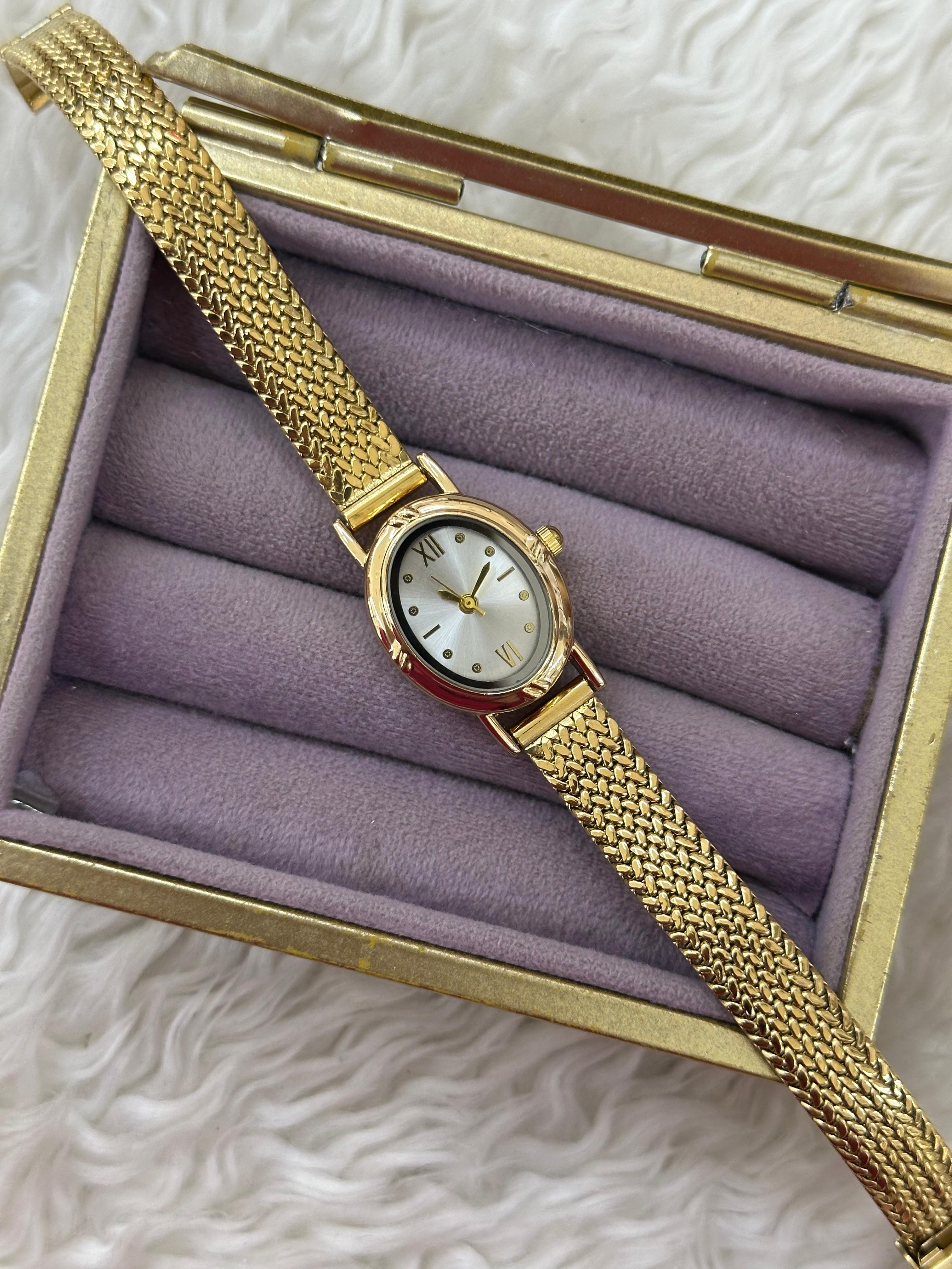 🌼 Gold Oval Kadın Saati: Beyazın Saflığı, Altının Cazibesi 🥂