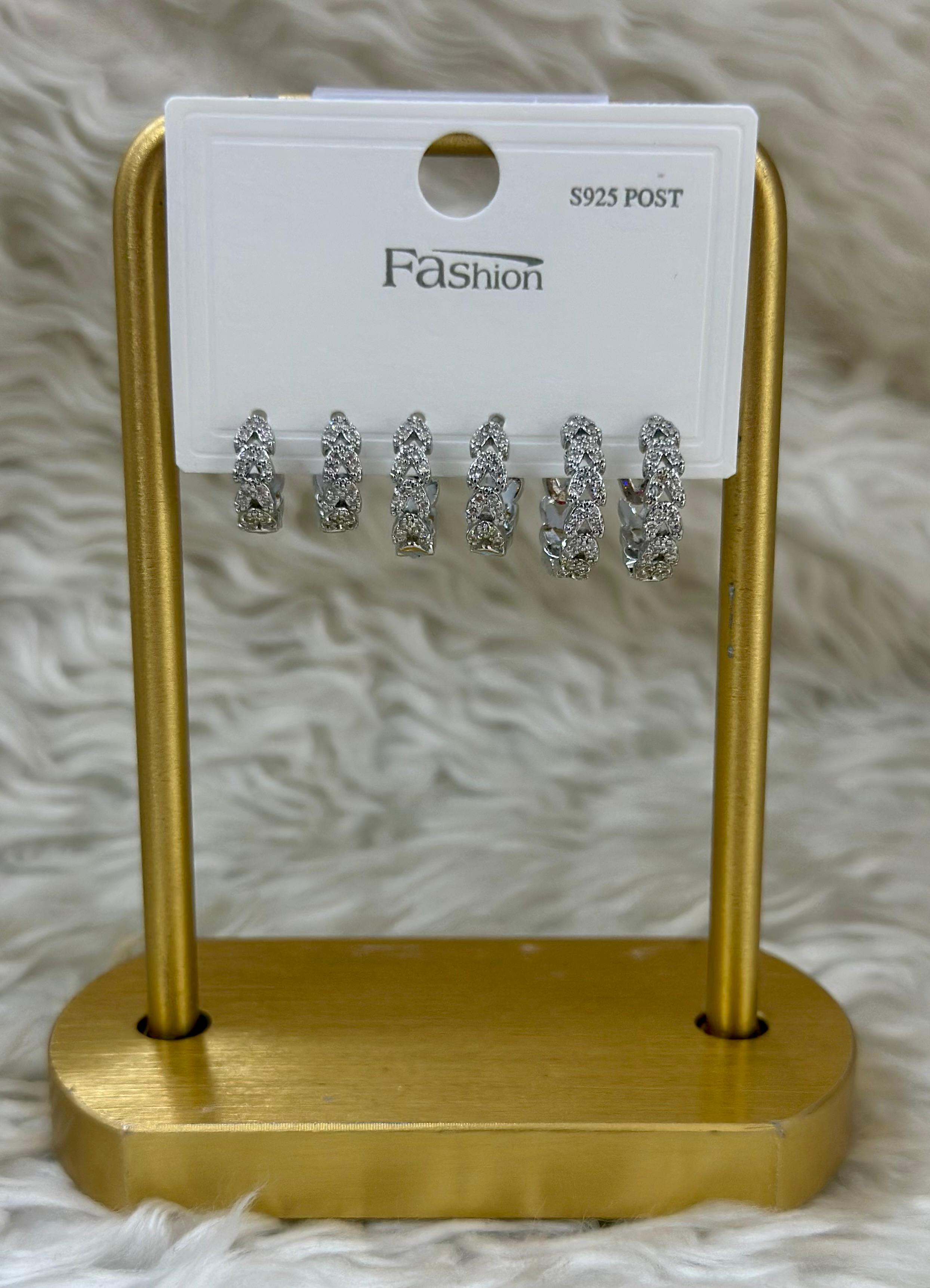 💎 Saf Zarafet: Gümüş Taşlı Küpeler! ✨