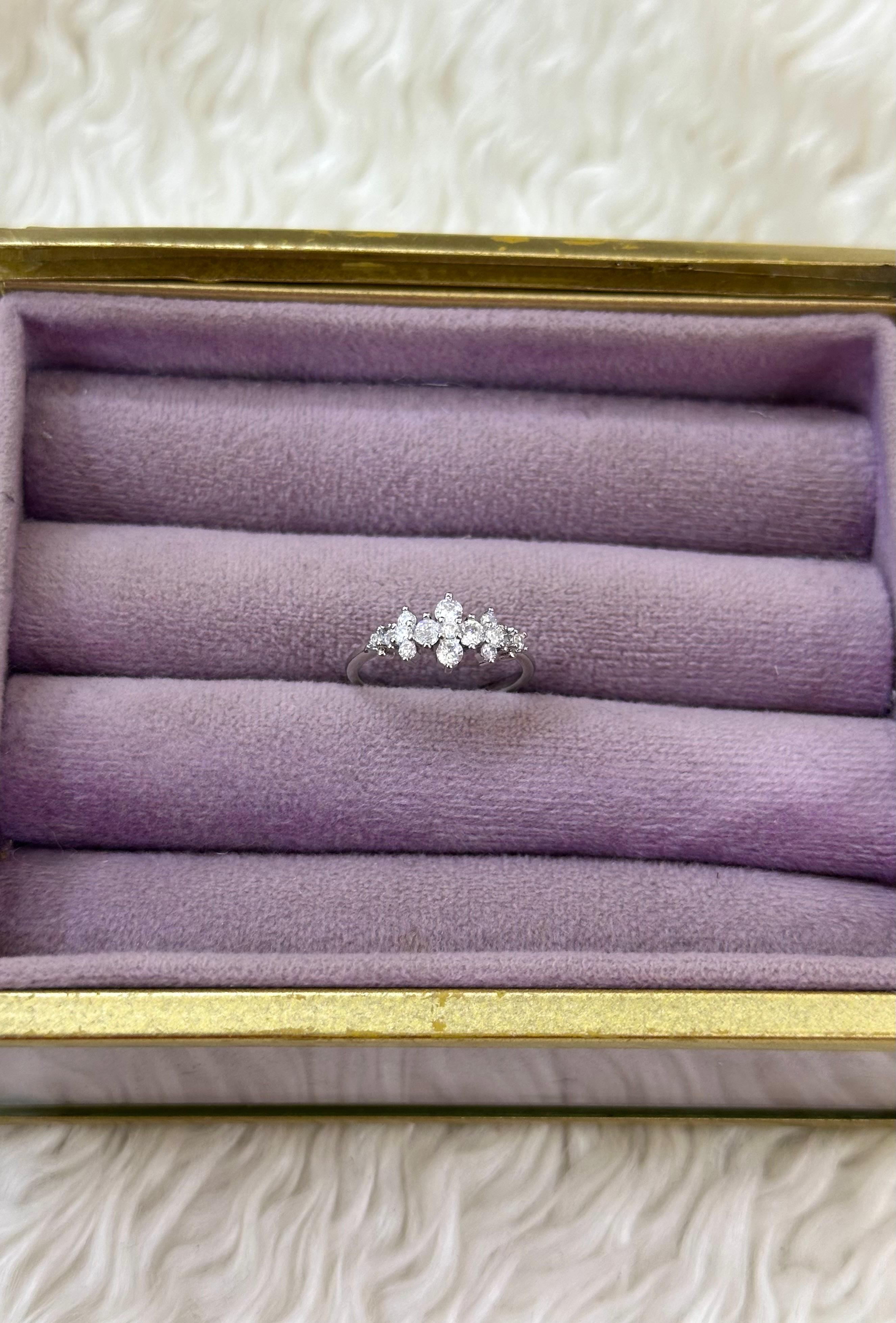 ✨ Işıltılı Çiçek Formlu Minimal Zarif Yüzük