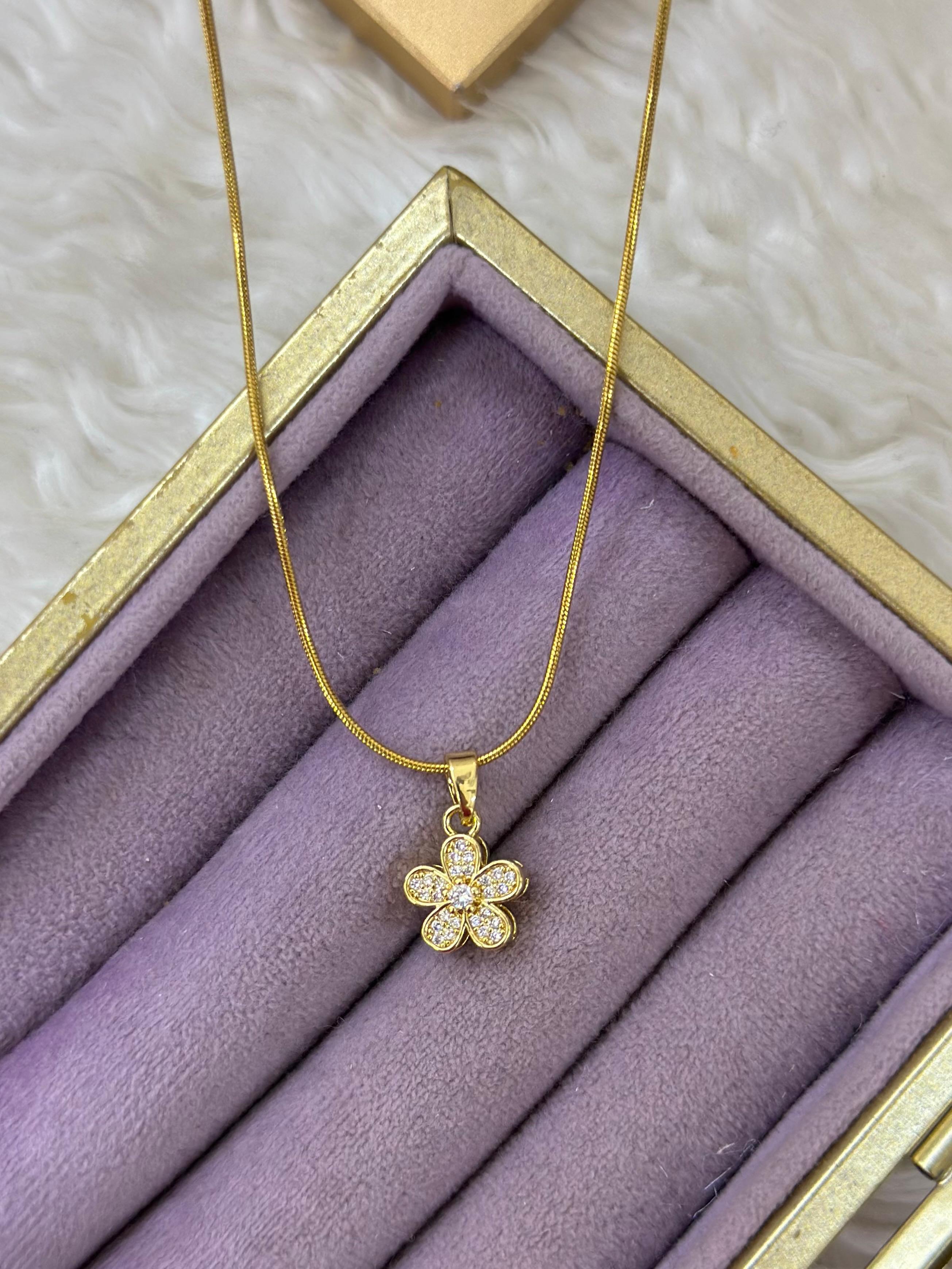 🌸 Zirkon Taşlı Altın Renk Çiçek Kolye