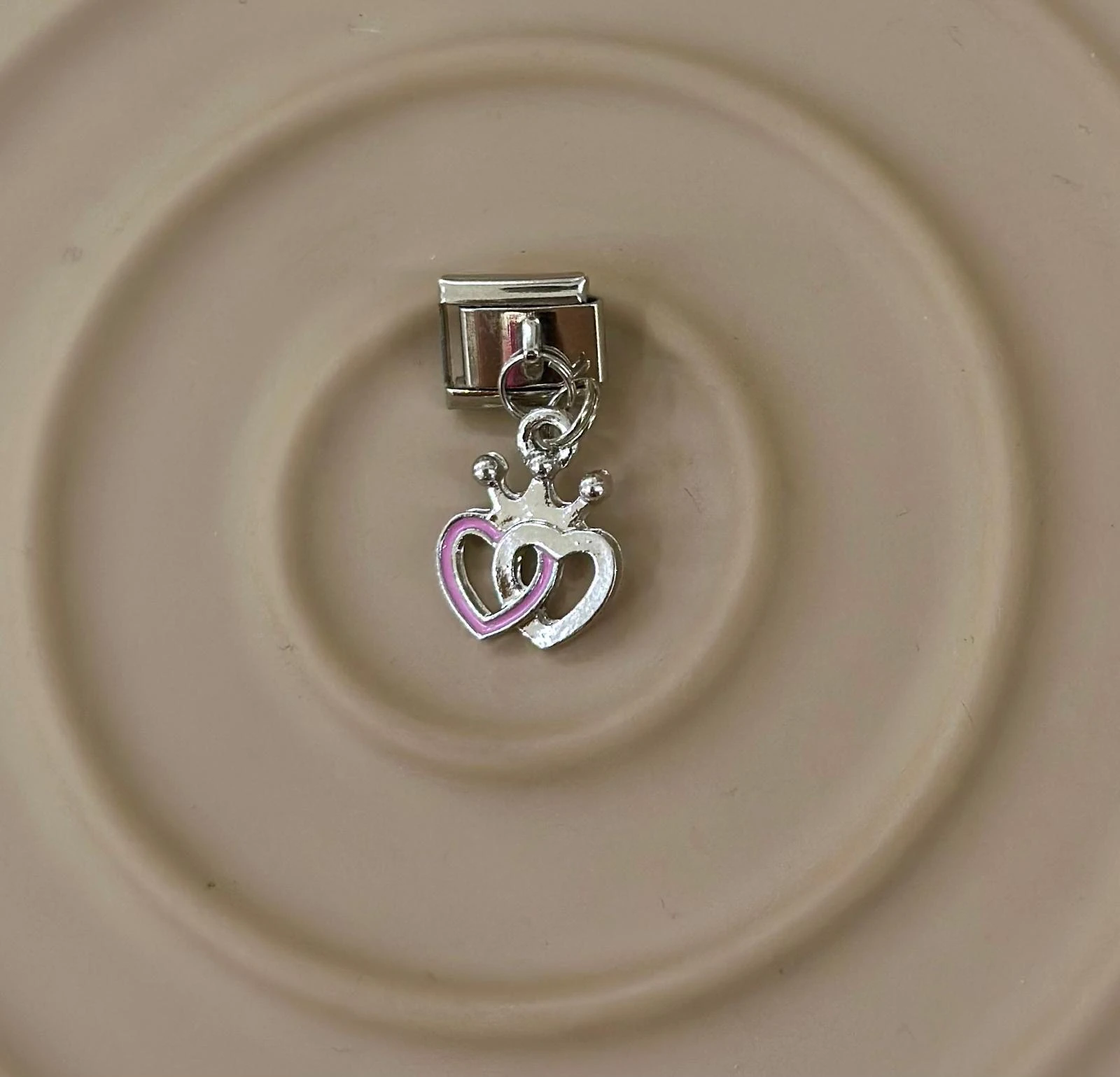  👑 Kraliçelerin Aşkı: Taçlı Çift Kalp Nomination Charm! 💖