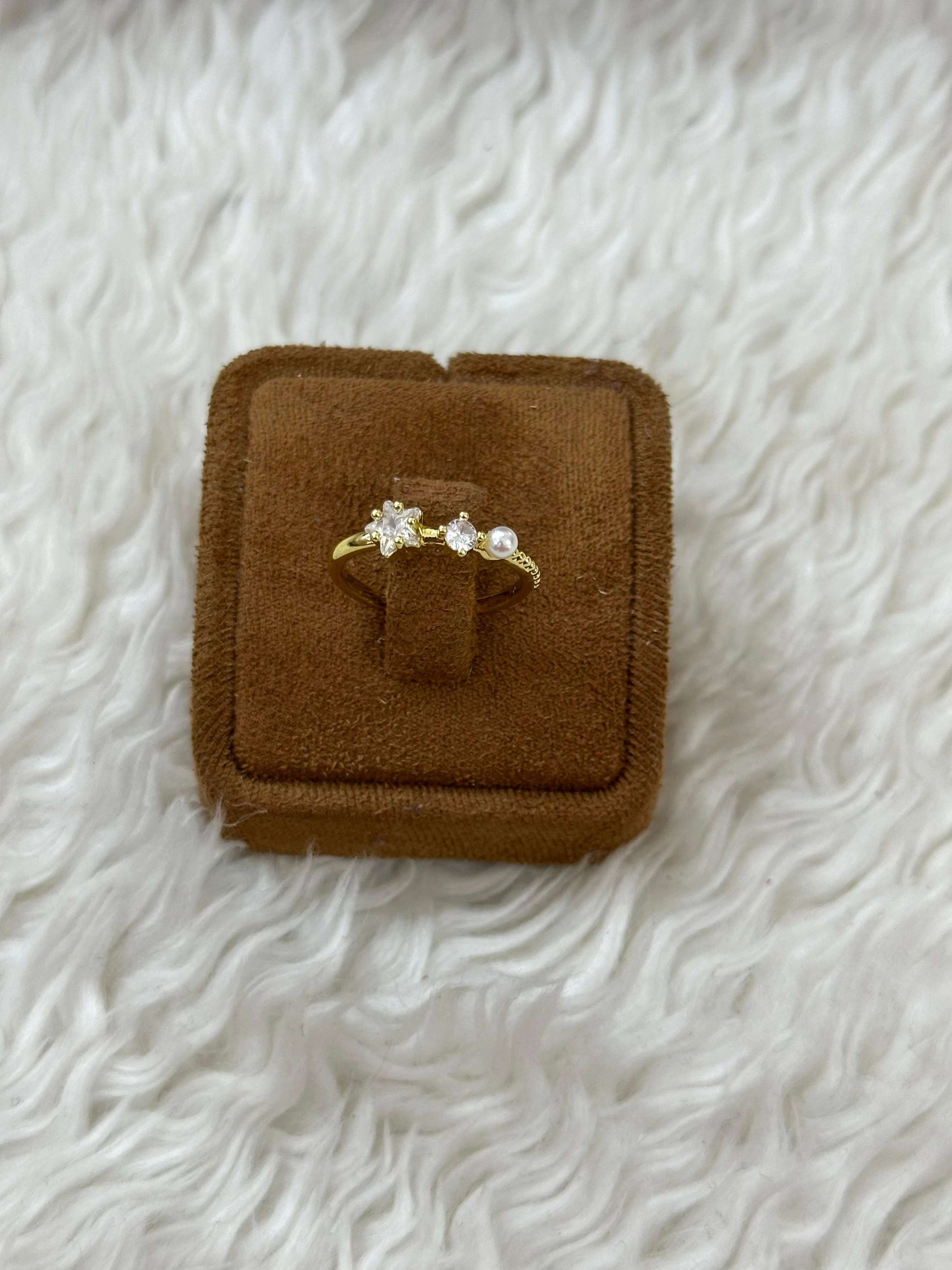 ✨ Altın Renk İnci & Taş Kombinli Zarif Yüzük