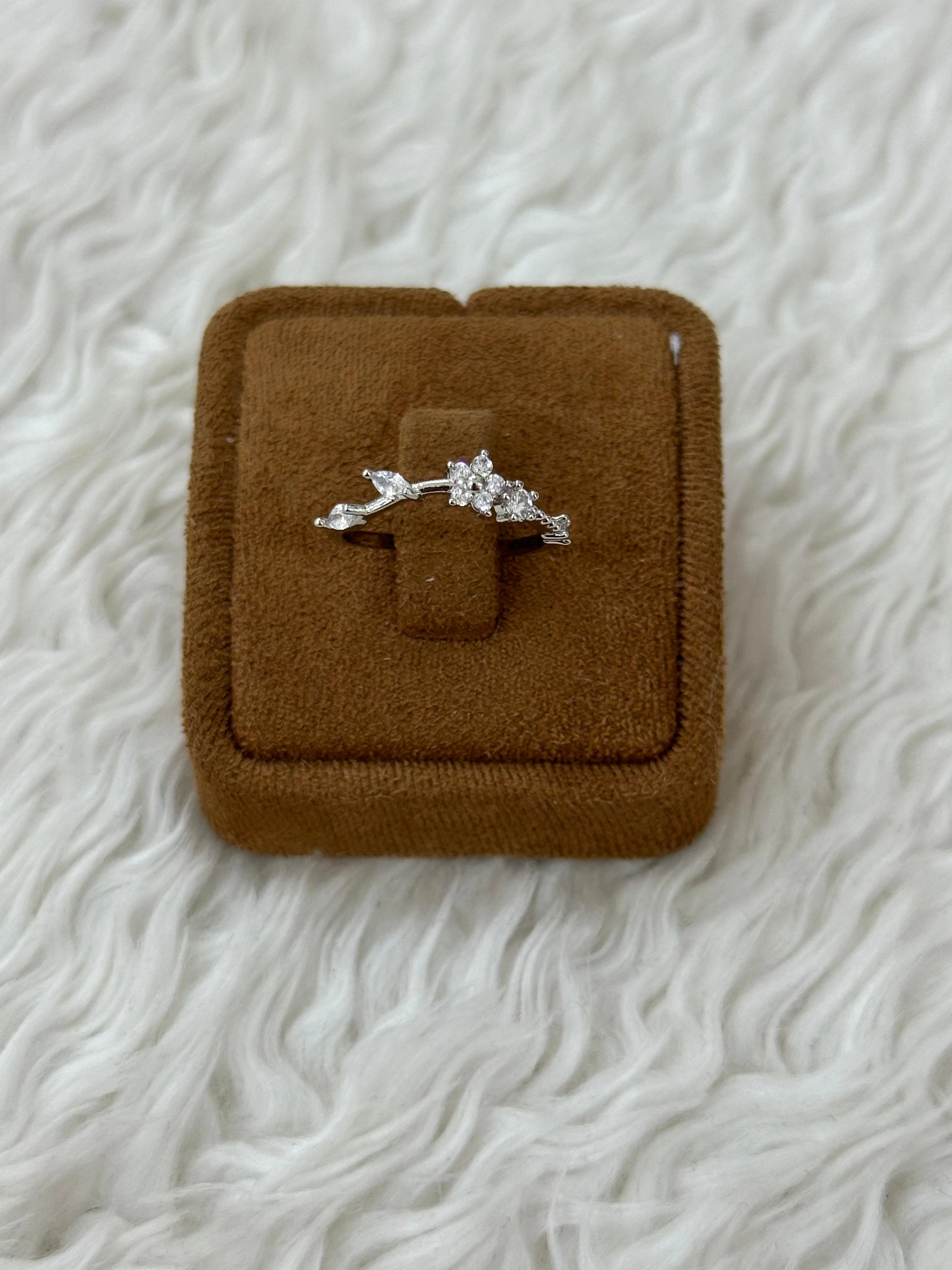 Gümüş Dallar: Işıltılı Buz Çiçeği Yüzük ❄️