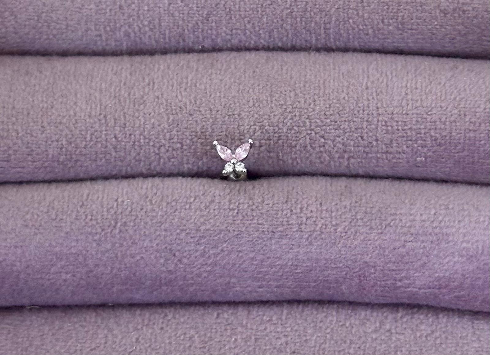  🌿 Üçlü Dal ve Çiçek Piercing