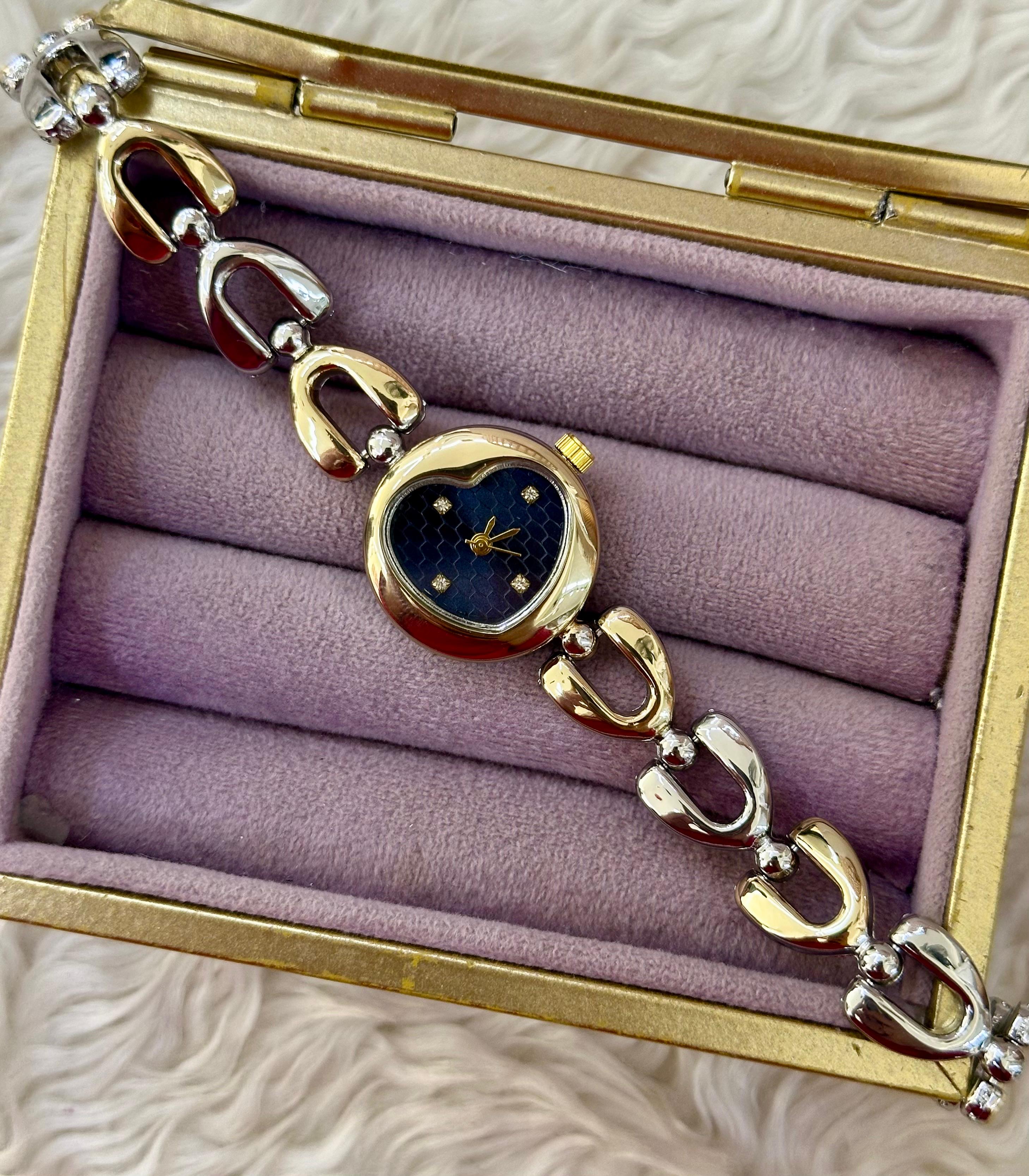 🌙 Yuvarlak Kasa Gold&Silver Saat: Lacivert Kalple Göz Kamaştırın 🌟