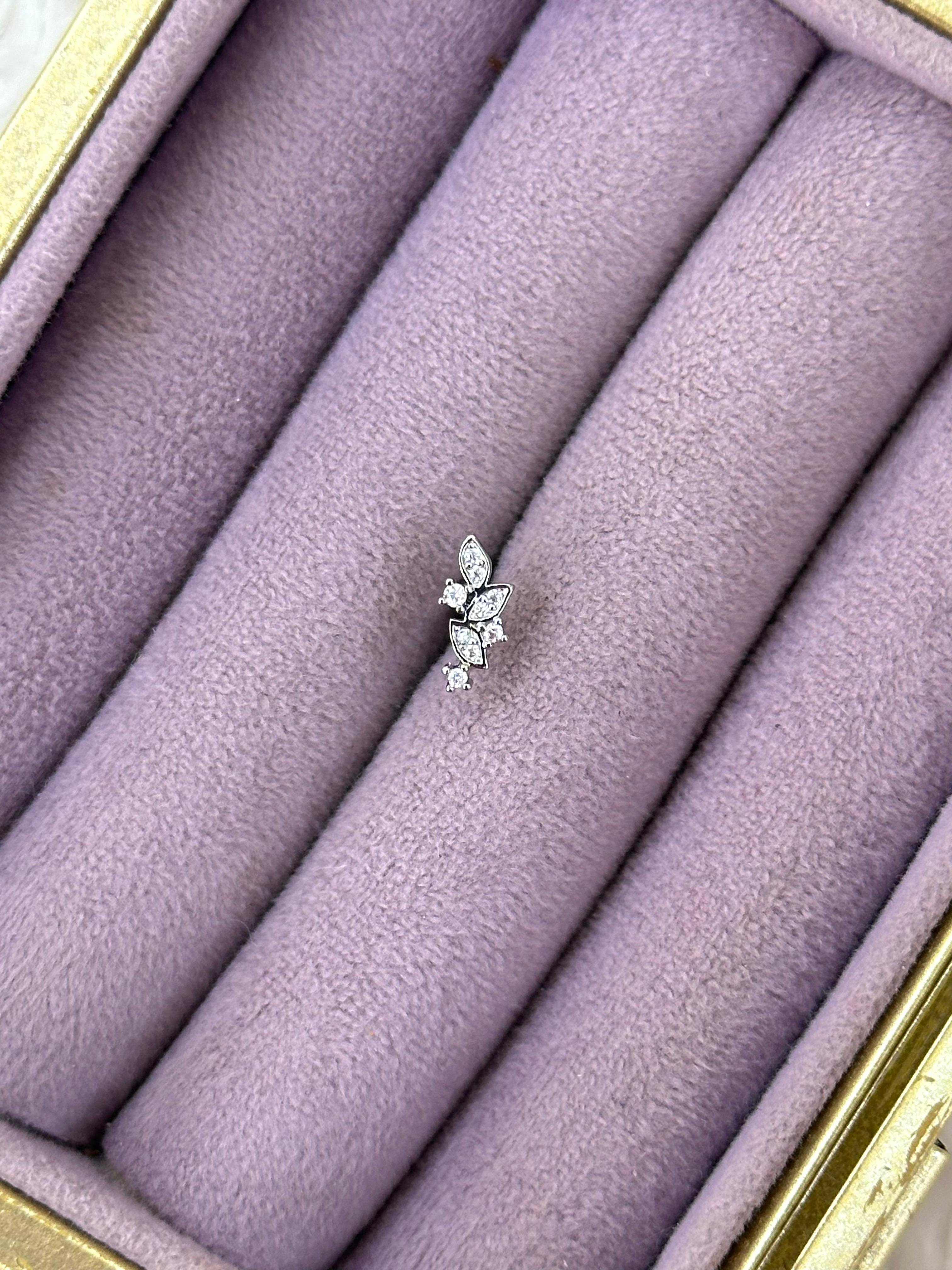 🌿 Yaprak Işıltı – Çelik Zirkon Mini Piercing