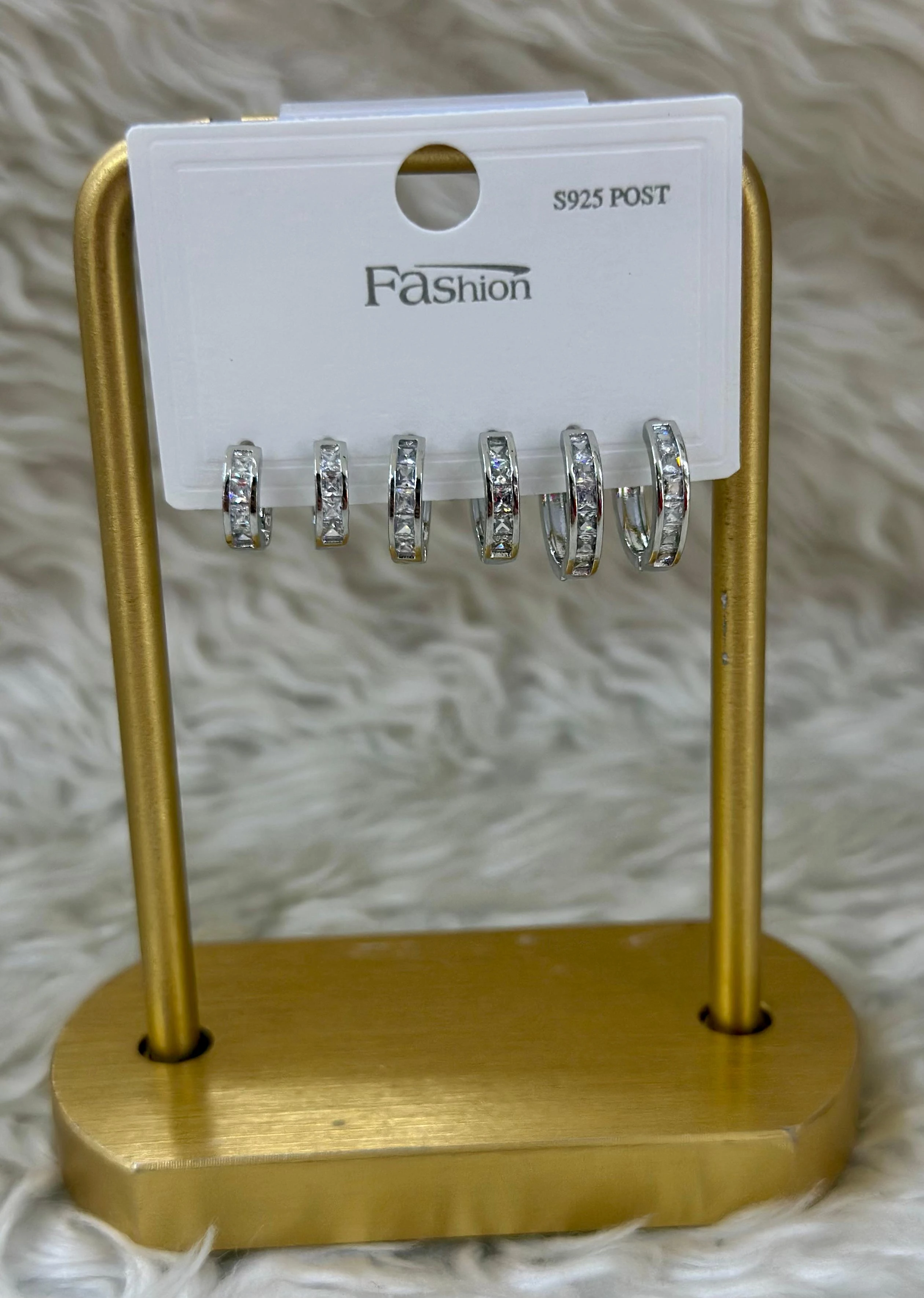 ❄️ Elmas Etkisi: 6'lı Gümüş Taşlı Küpe Seti! 💎