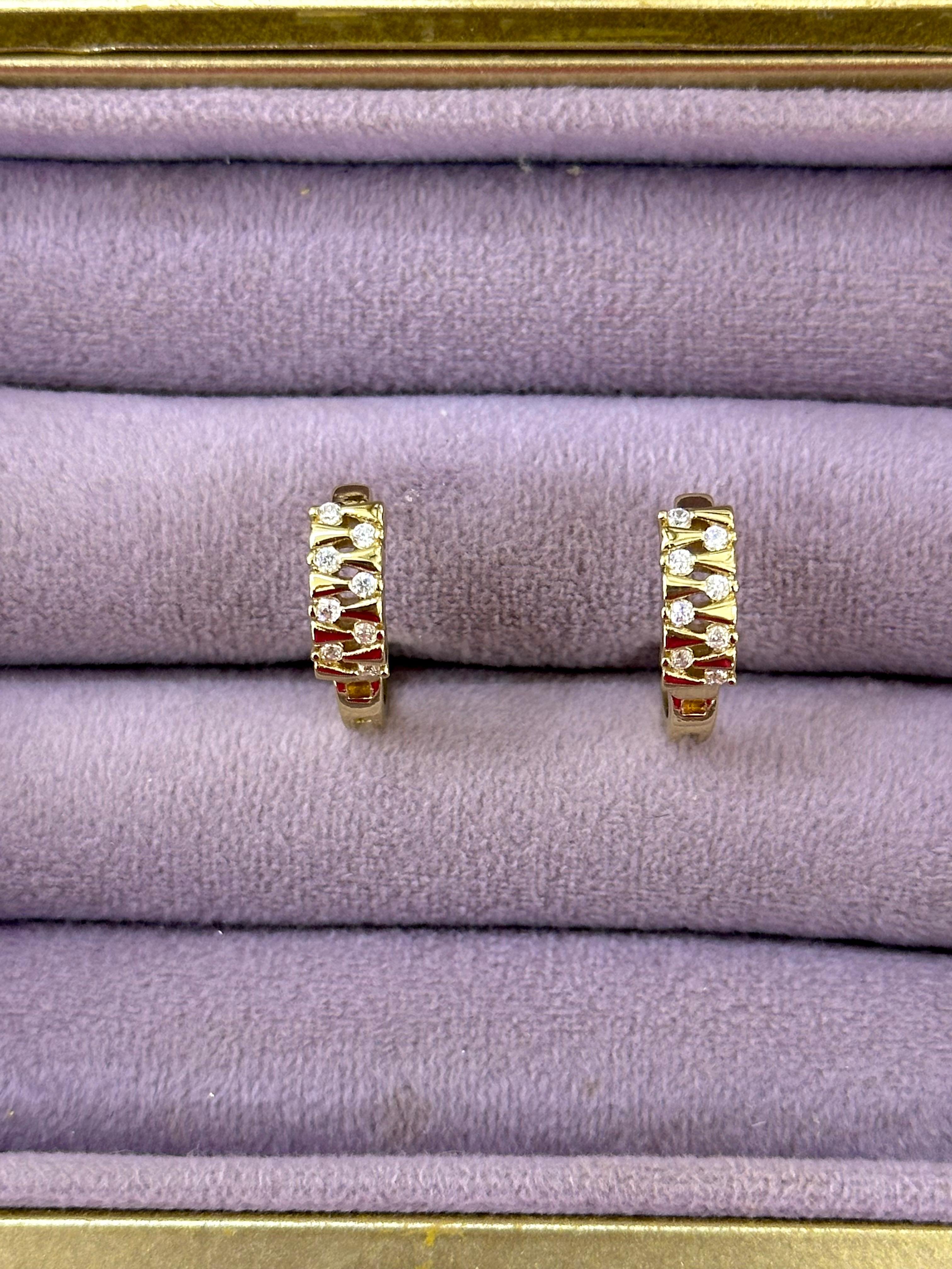 Gold Taşlı Sıra Küpe