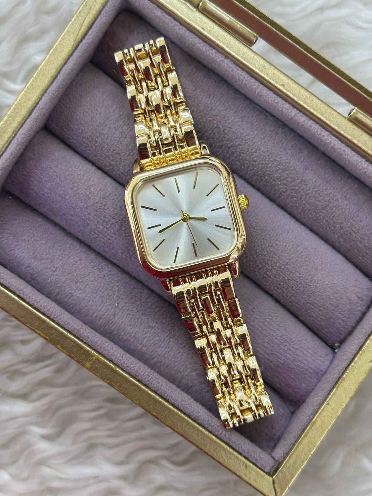 📜 Klasik Dikdörtgen Gold Saat: Beyaz Kadranla Zamansız Işıltı 🌟