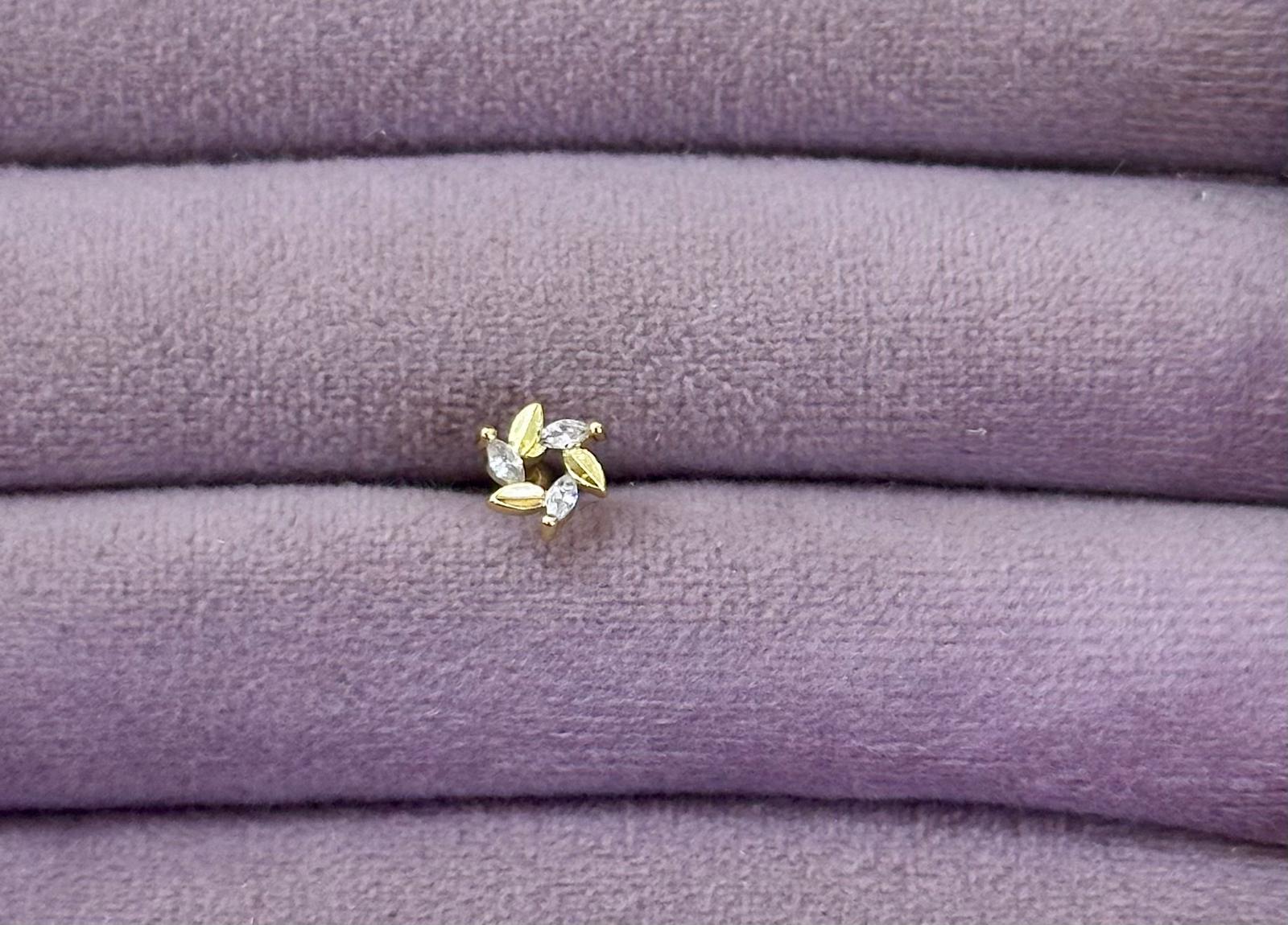 🌟 Altın Tonlu Mini Çiçek Piercing