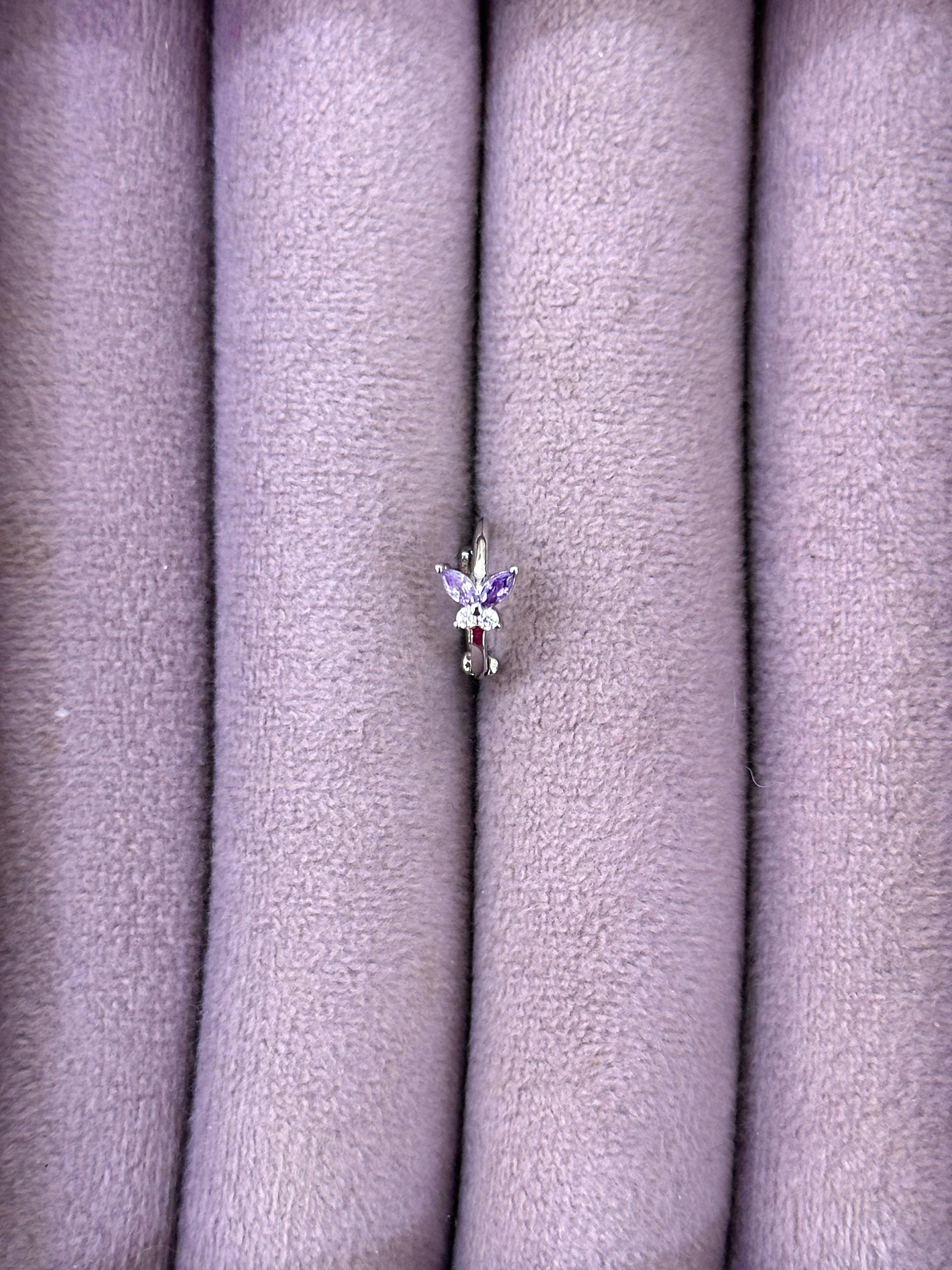 🦋 Lila Kanat Kelebek – Sallantılı Zirkon Mini Piercing (Çelik)