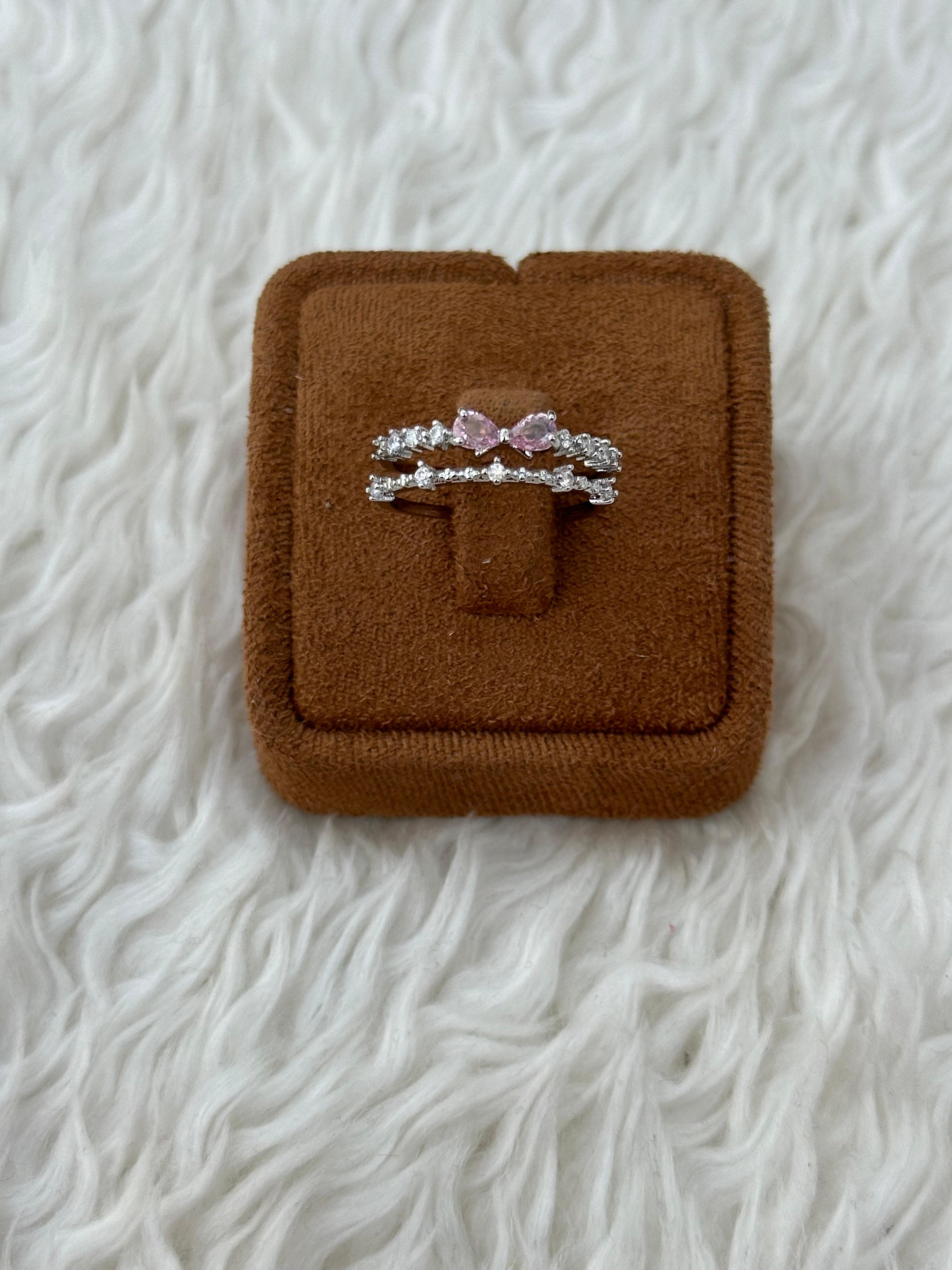 💖Romantik Dokunuş: Pembe Fiyonk Işıltılı Yüzük