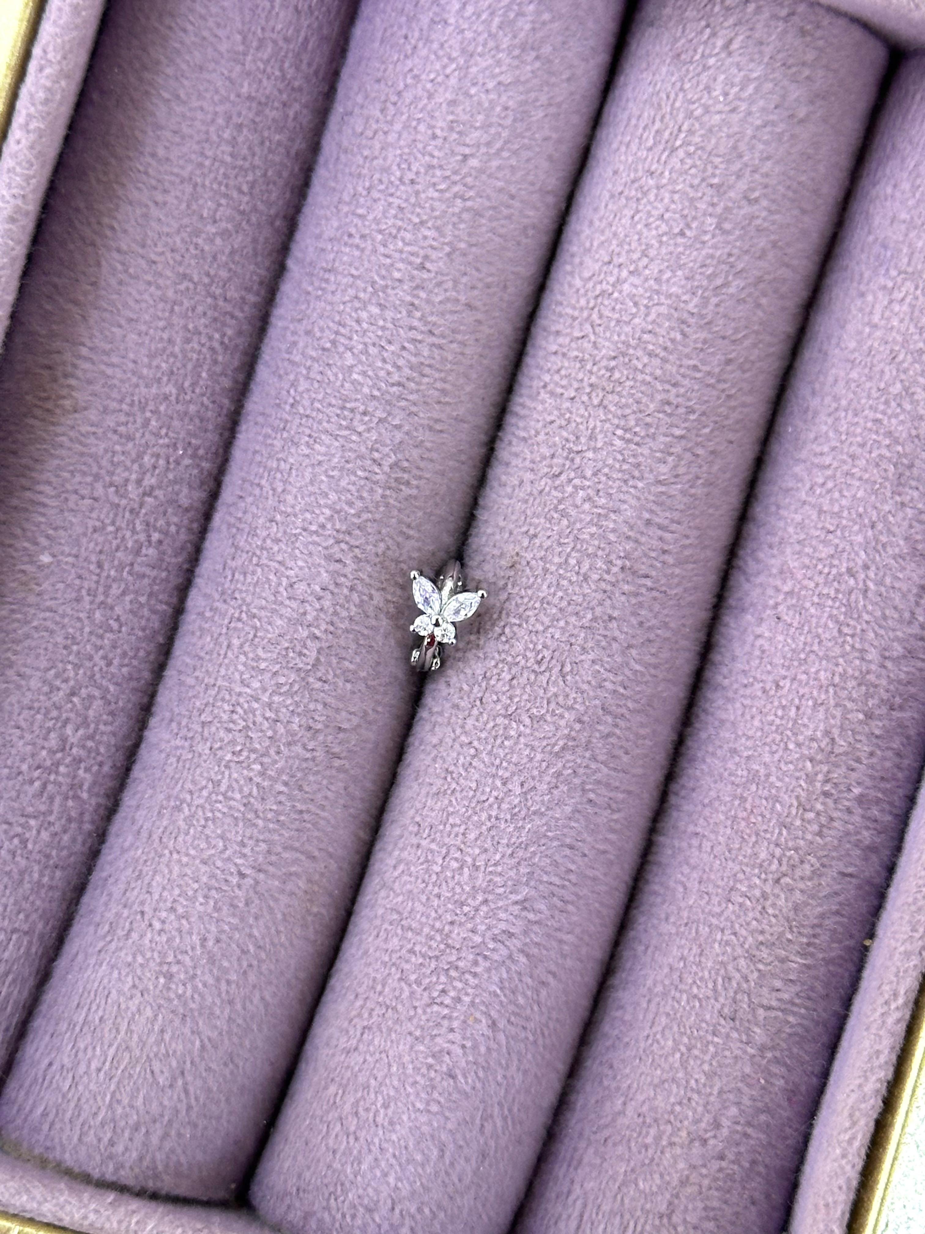 🌿 Yaprak Salkım – Sallantılı Marquise Zirkon Mini Piercing (Çelik)