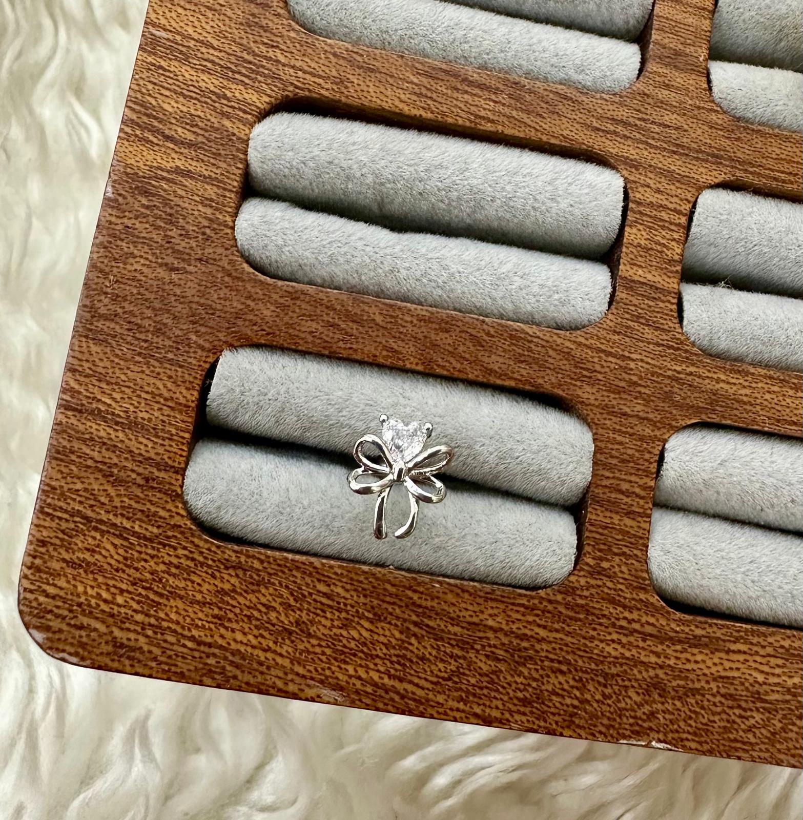  Aşkın İpliği: Kurdele Kalp Piercing ✨