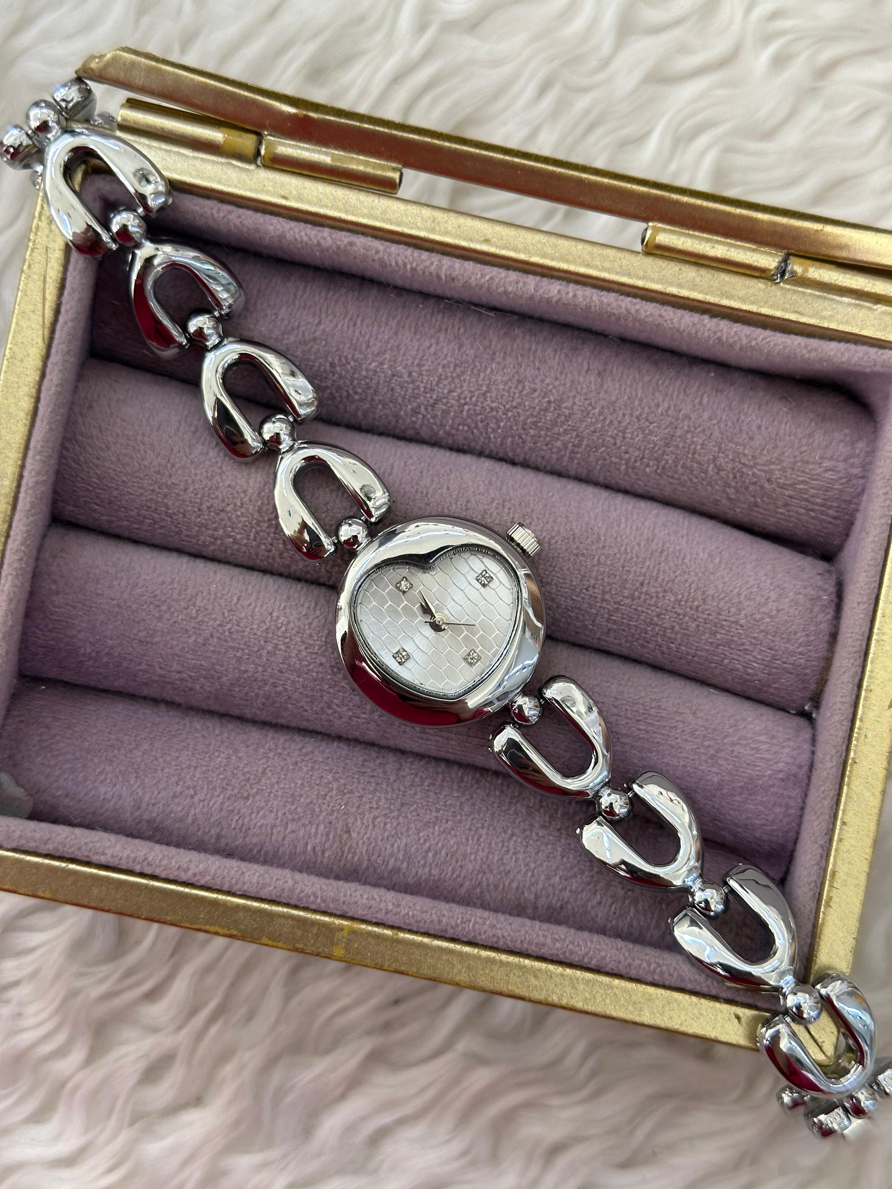 💘 Beyaz Kalpli Yuvarlak Silver Saat: Aşkın En Şık Hali 💍