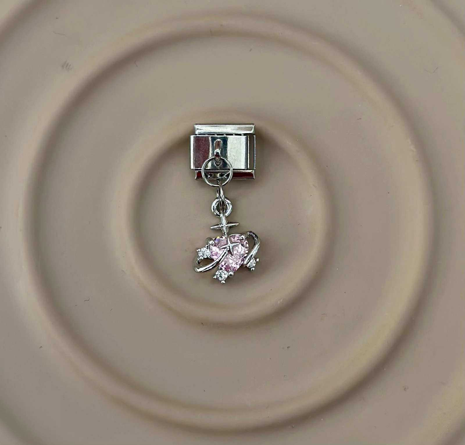 Nomination Charm: Işıltılı Fiyonk Zarafeti! 🎀💛