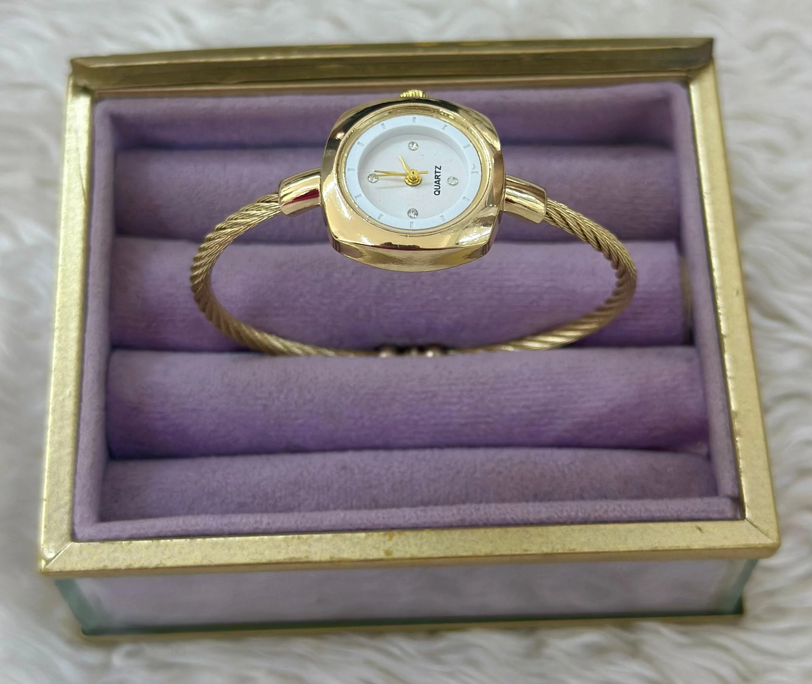 🤍 Zamansız Şıklık: Minik Kare Kadranlı Esnek Saat ✨