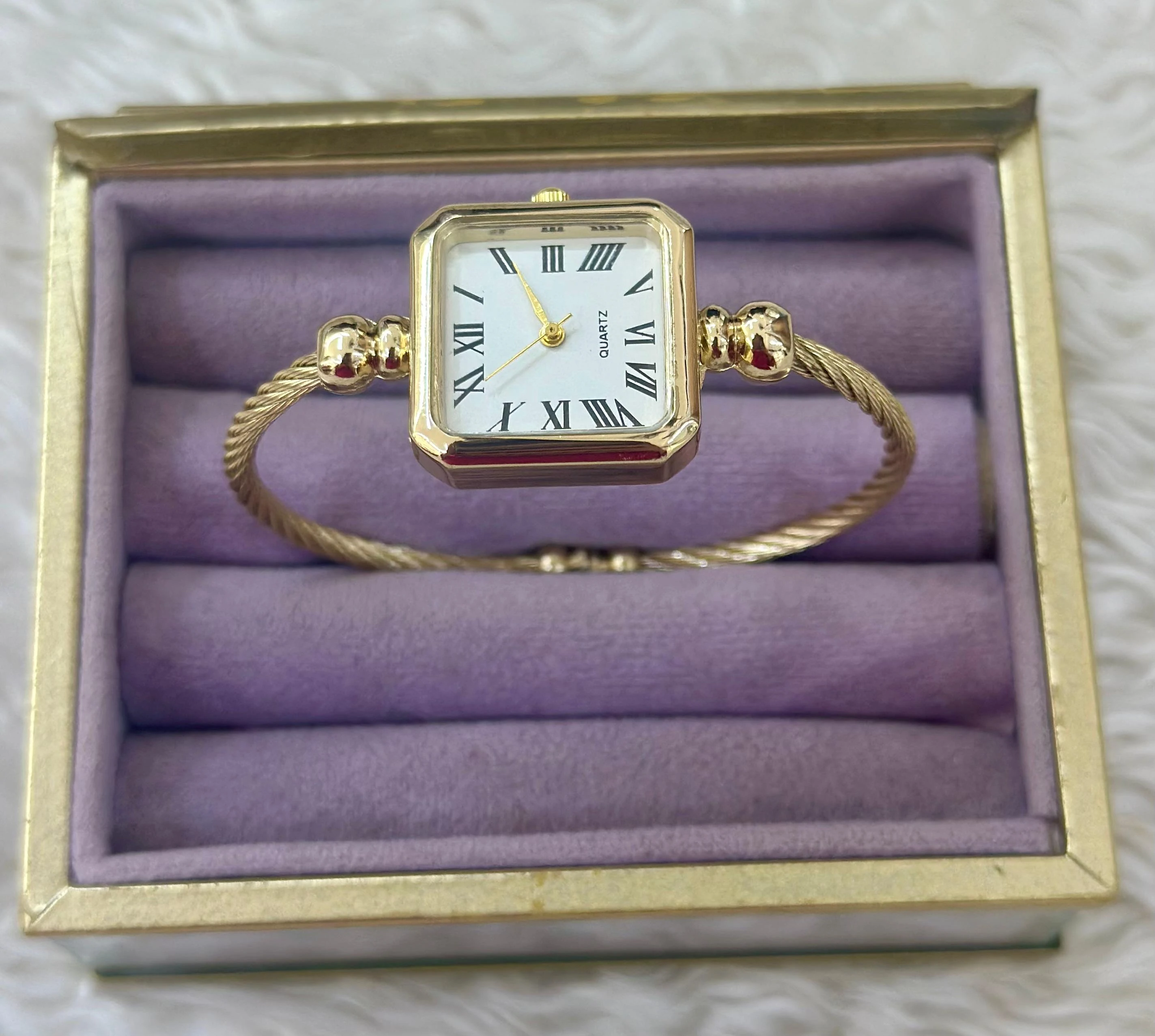 Zamansız Asalet: Altın Tonlu Retro Kare Saat ✨