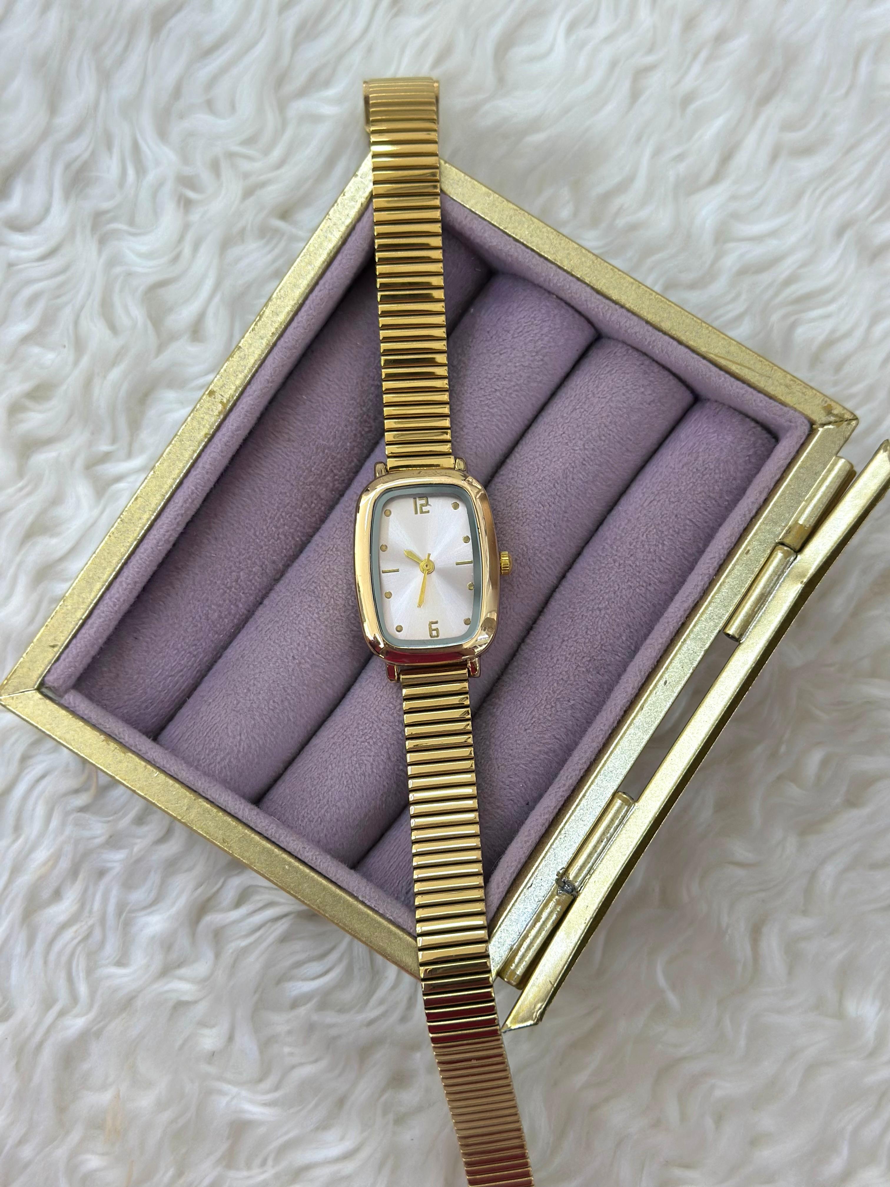 👑 Altın Işıltısı: Beyaz Kadranlı Vintage Tonneau Saat 👑