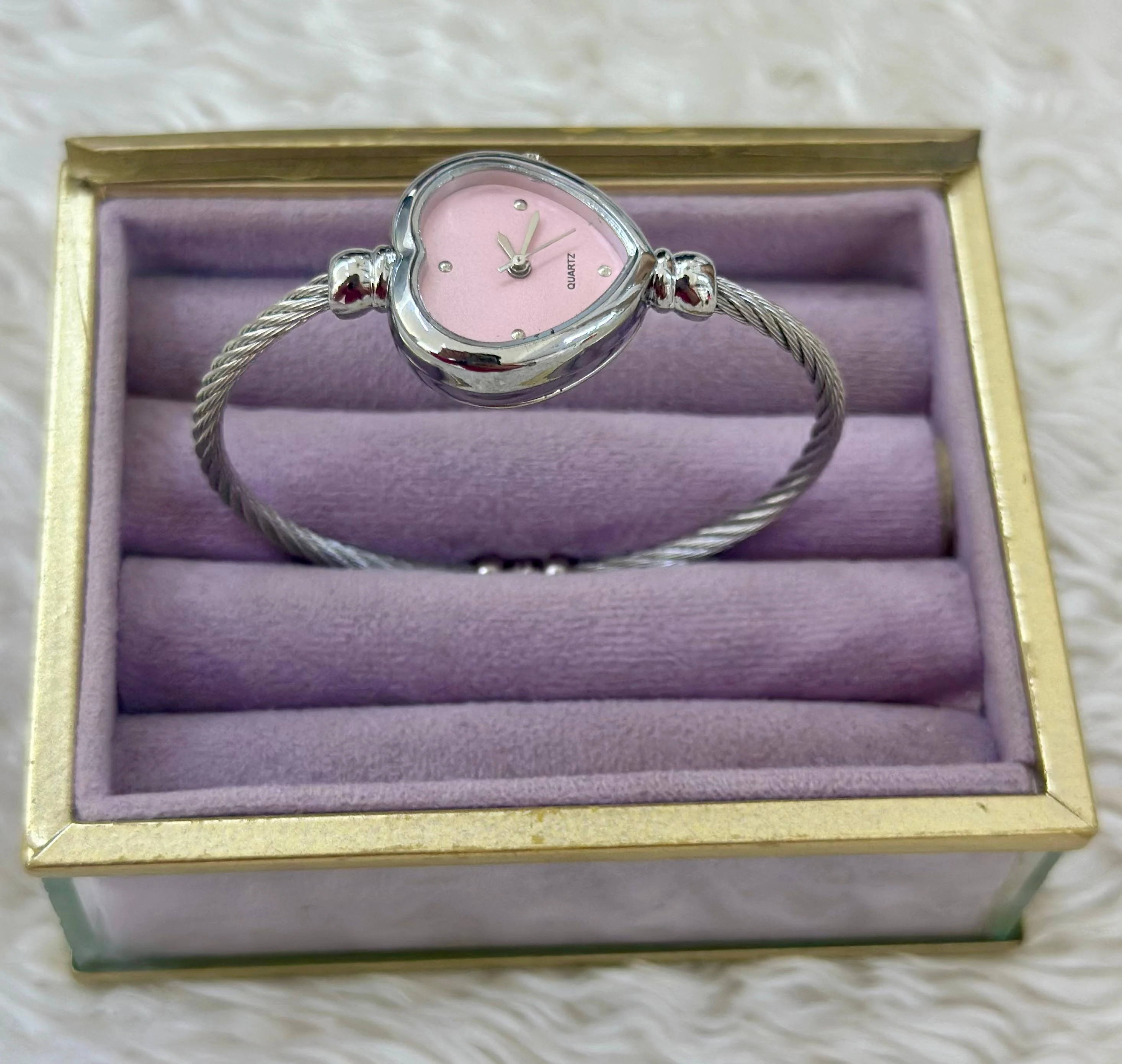 🤍 Özgün Form: Yumuşak Köşeli Kadranlı Saat ✨