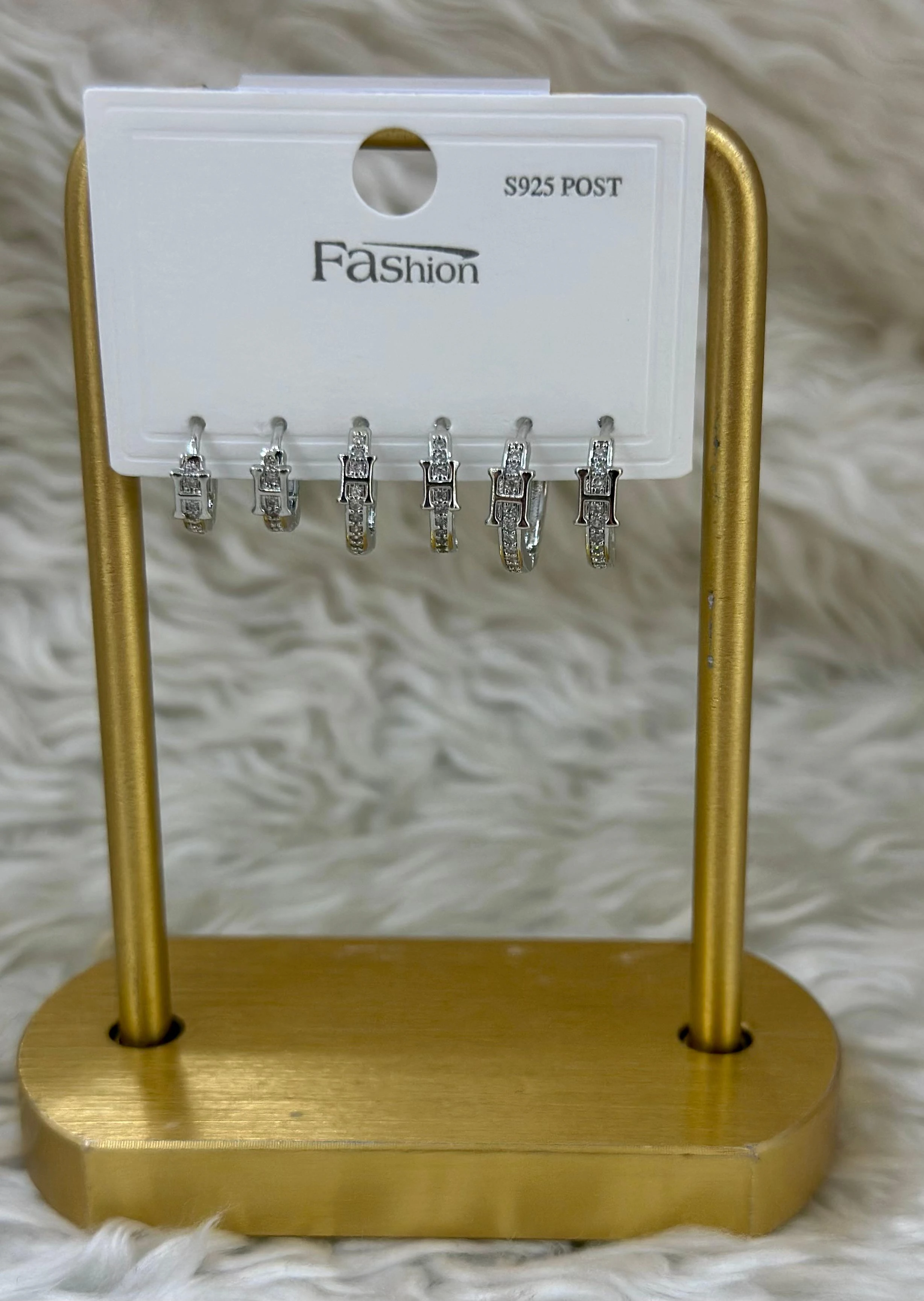 💎 Saf Zarafet: Gümüş Taşlı Küpeler! ✨