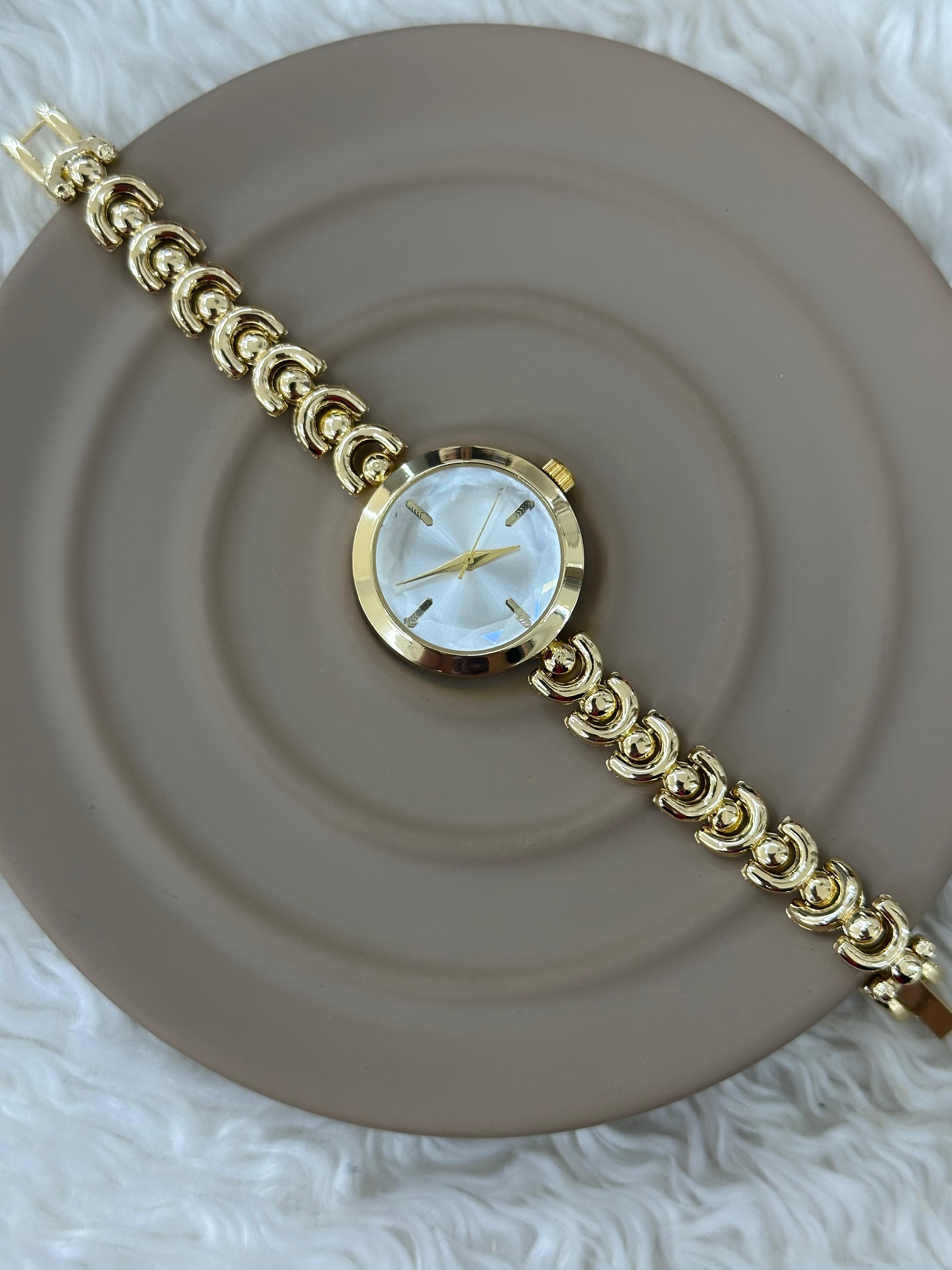Gold Yarımay Zincirli Şık Bileklik Saat
